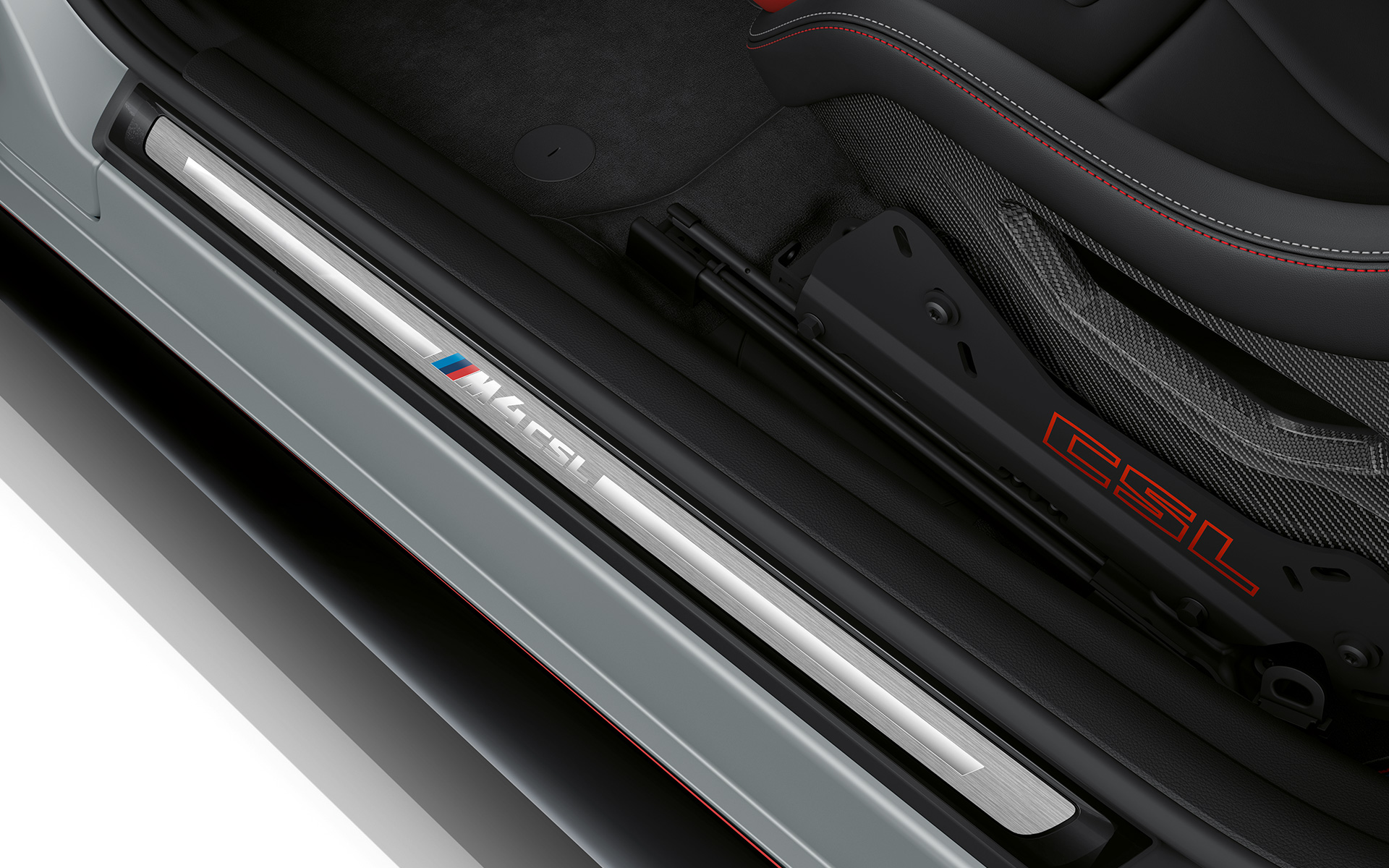 CSL spezifischer Schriftzug und folierte Einstiegsleisten BMW M4 CSL G82 BMW M4 CSL G82 BMW Individual Sonderlackierung Frozen Brooklyn Grey metallic CSL spezifischer Schriftzug und folierte Einstiegsleisten