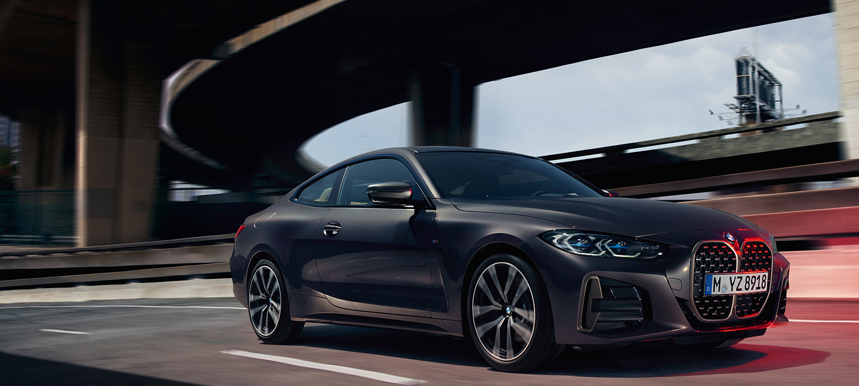 Vue de trois quarts avant de la BMW M440i xDrive Coupé G22 2020 BMW M440i xDrive Coupé G22 2020 en Dravitgrau metallic vue de trois quarts avant