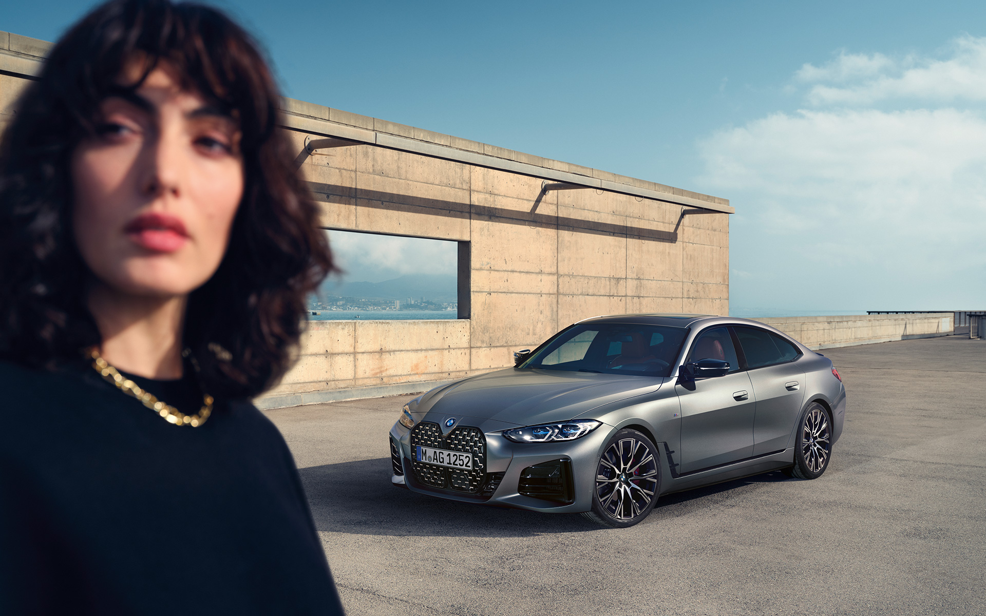 BMW M440i xDrive Gran Coupé G26 2021 Frozen Pure Grey metallic Dreiviertel-Frontansicht mit Model