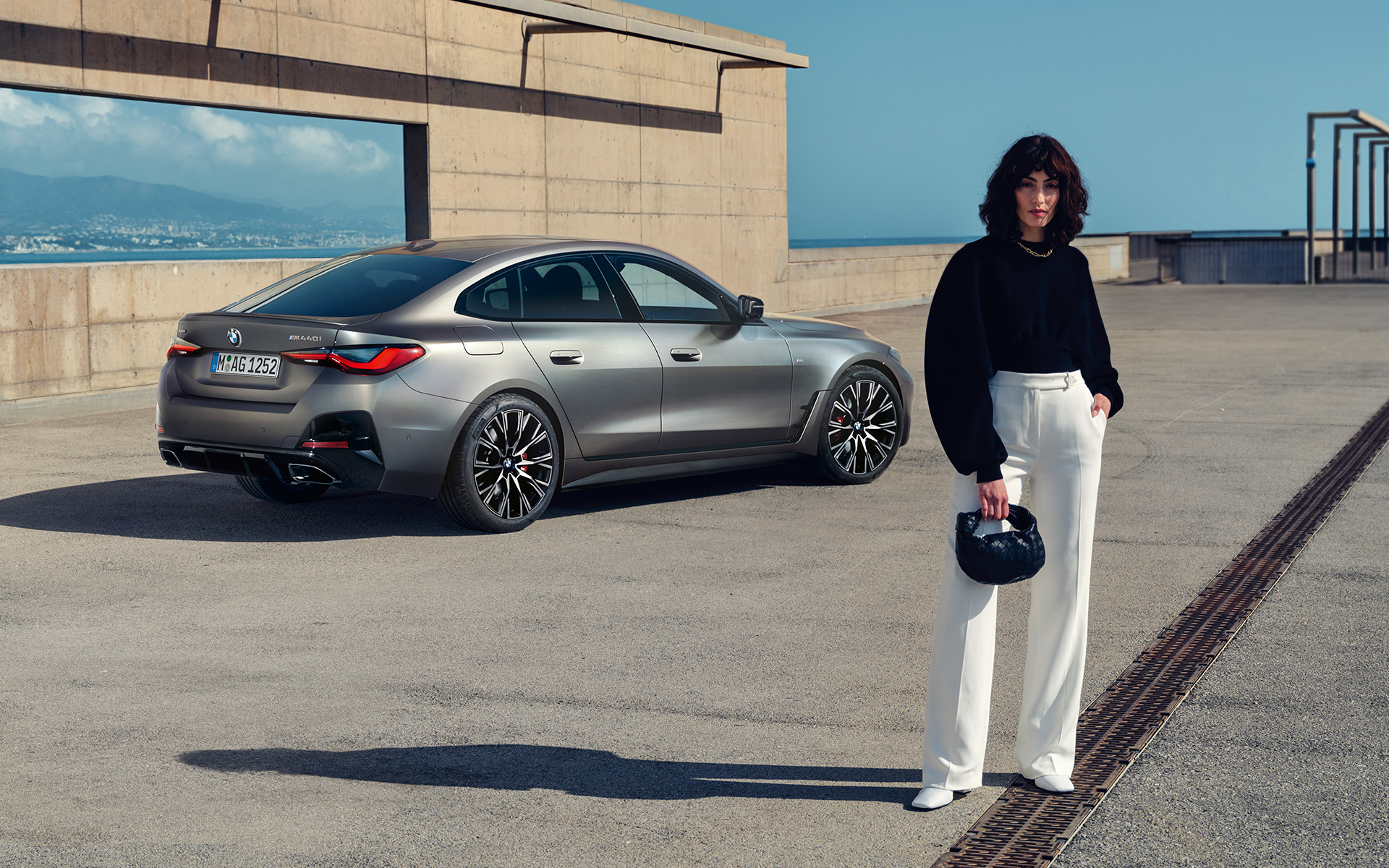 BMW M440i xDrive Gran Coupé G26 2021 Frozen Pure Grey metallic Dreiviertel-Heckansicht mit Model