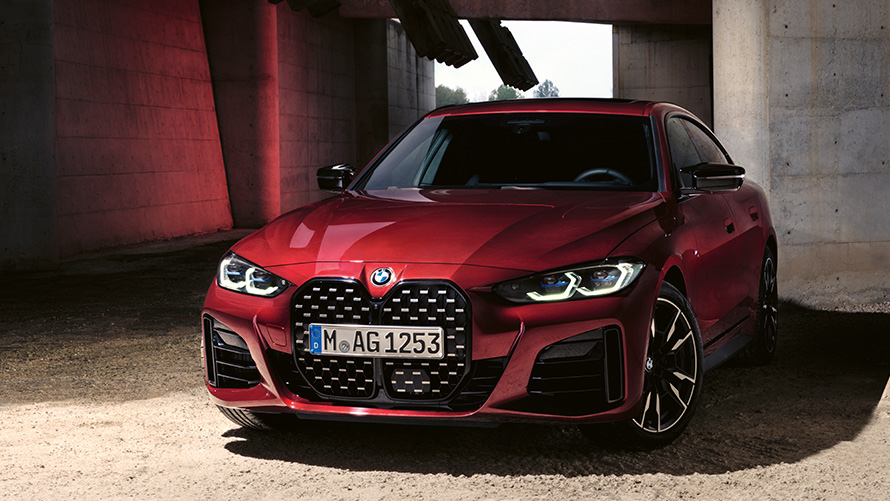 BMW 4er Gran Coupé G26 2021 BMW Individual Aventurinrot metallic Dreiviertel-Frontansicht