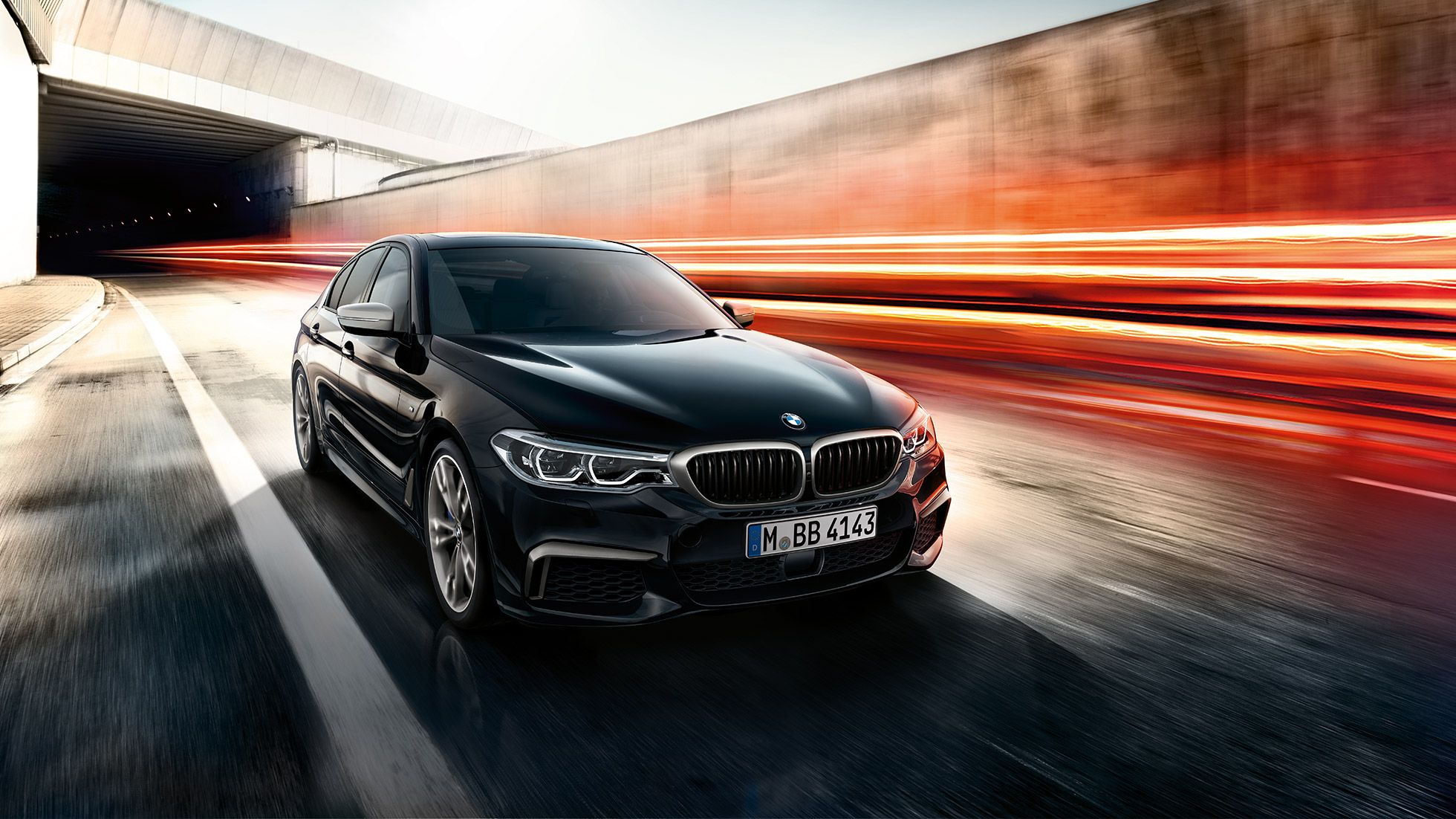 BMW M550i et BMW M550d. Les BMW M550i et BMW M550d en marche, vues de trois quarts face.