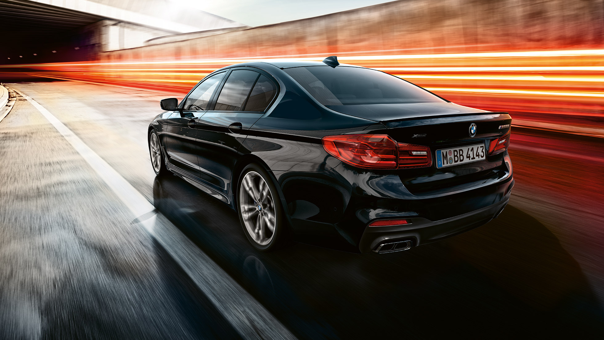 Dynamique de conduite. Les BMW M550i et BMW M550d en marche, vues de trois quarts arrière.