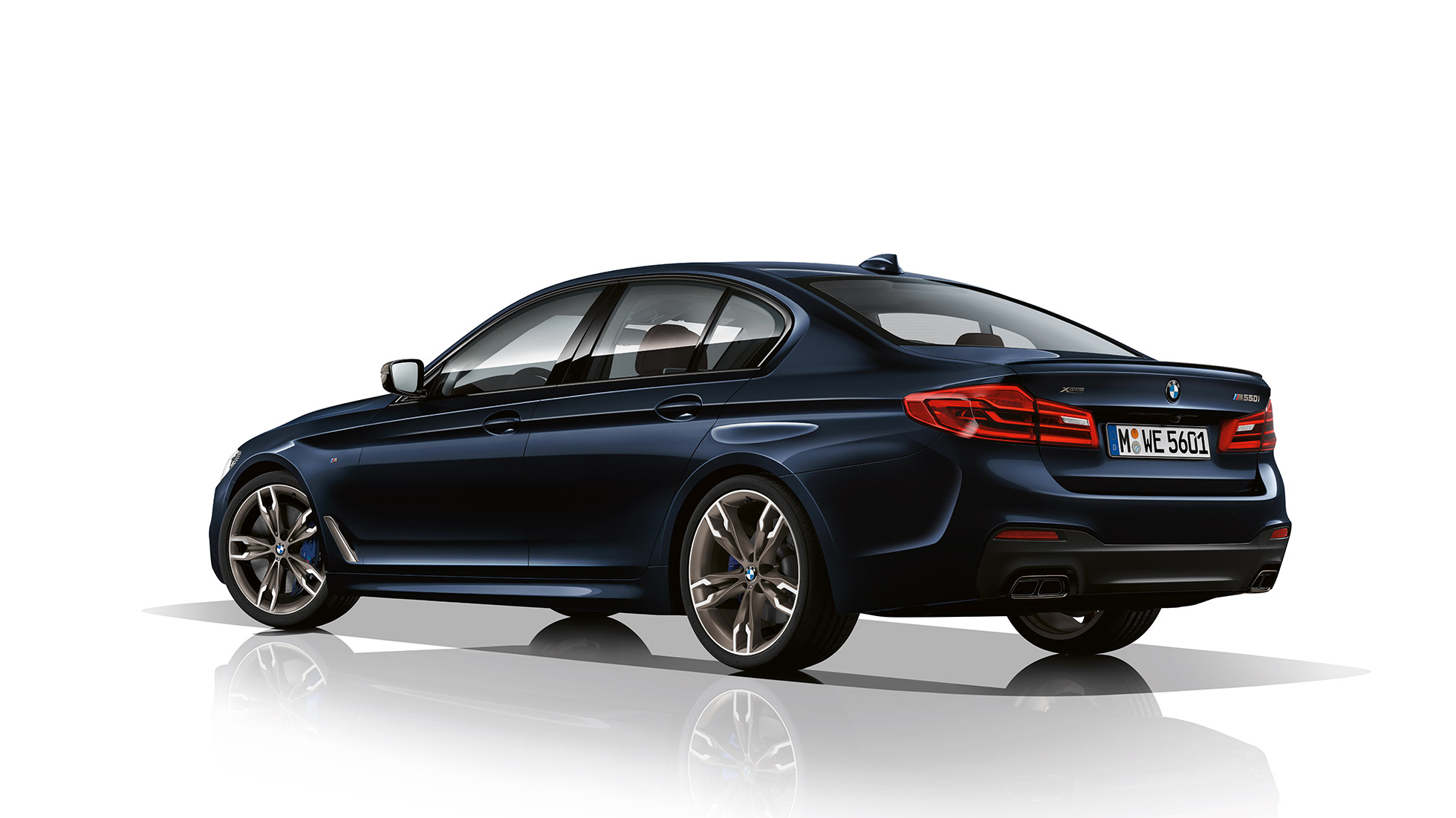 Freins M sport. Design des BMW M550i et BMW M550d, vue de trois quarts de la poupe.