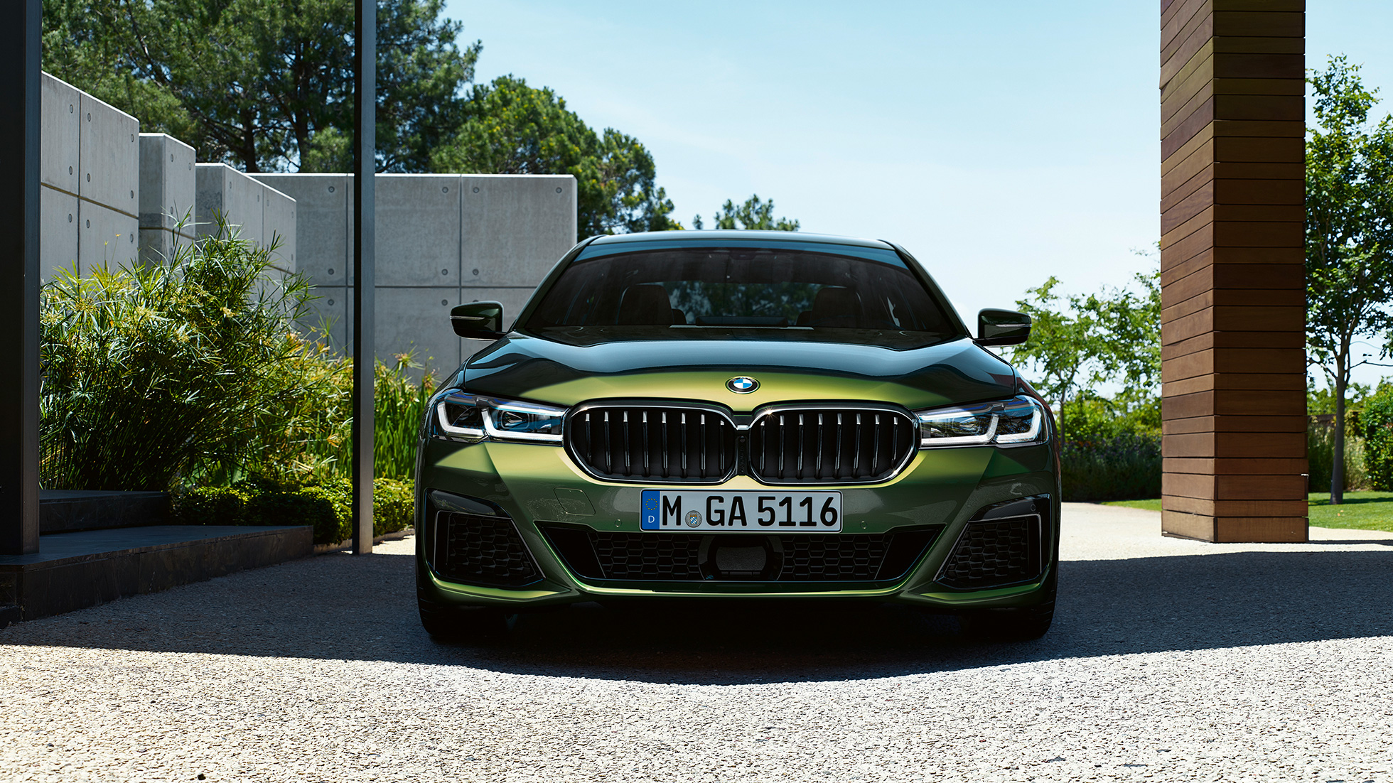 Front mit neuer Niere BMW M550i xDrive Limousine G30 LCI Facelift 2020 Front mit neuer Niere BMW M550i xDrive Limousine G30 LCI Facelift 2020 BMW Individual Verde Ermes metallic Frontansicht
