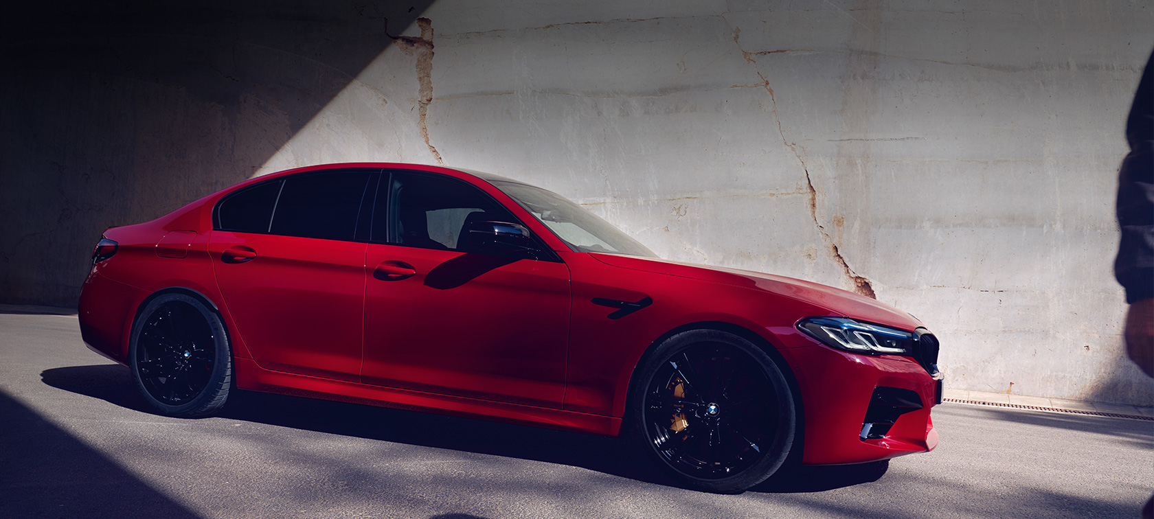 BMW M5 Competition F90 LCI restylage 2020 vue de trois quarts avant BMW M5 Competition F90 LCI restylage 2020 BMW Individual Imola Rot, vue de trois quarts face