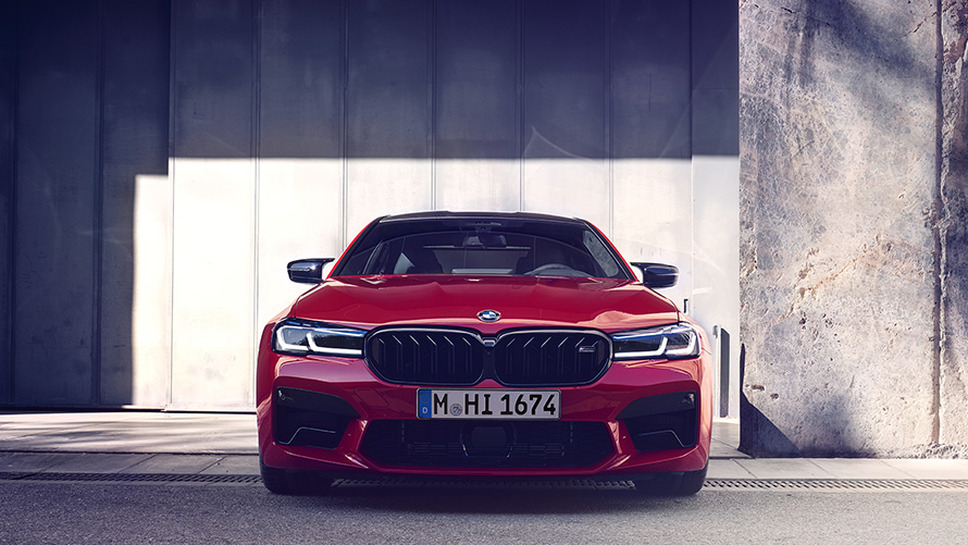 BMW M5 Competition F90 LCI Facelift 2020 BMW Individual Imola Rot Frontansicht parkend
