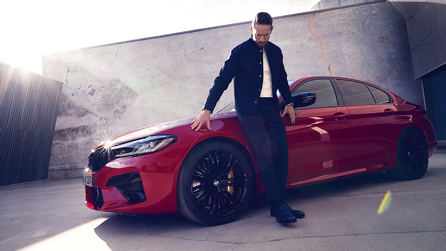 BMW M5 Competition F90 LCI Facelift 2020 BMW Individual Imola Rot Dreiviertel-Seitenansicht mit Mann