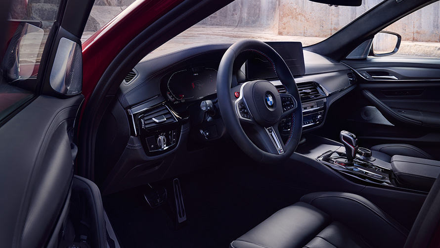 BMW M5 Competition F90 LCI Facelift 2020 Cockpit mit geöffneter Tür