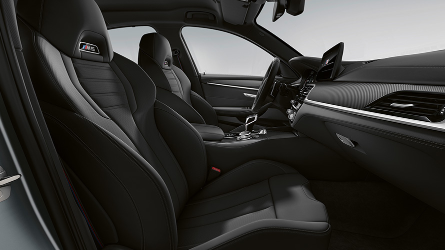 BMW M5 F90 LCI Facelift 2020 Cockpit mit geöffneter Tür