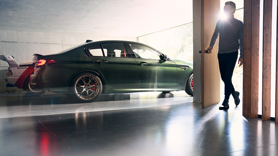 BMW M5 CS F90 2021 Frozen Deep Green metallic Seitenansicht in Garage