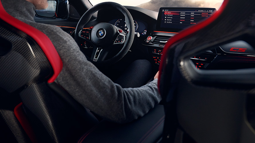 BMW M5 CS F90 2021 Innenraum Cockpit mit Fahrer 