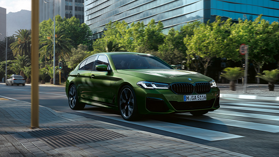 BMW M550i xDrive Limousine G30 LCI Facelift 2020 BMW Individual Verde Ermes metallic Dreiviertel-Frontansicht fahrend