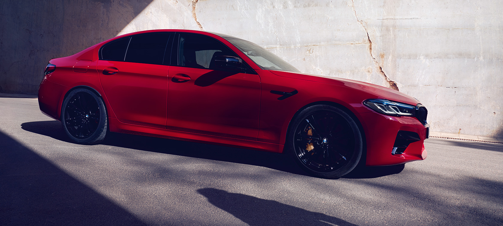 BMW M5 Competition F90 LCI restylage 2020 vue de profil BMW M5 Competition F90 LCI restylage 2020 BMW Individual Imola Rot vue de profil