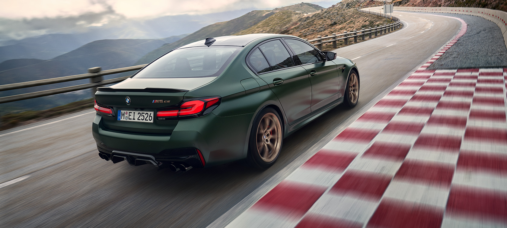 BMW M5 CS F90 2021 Frozen Deep Green metallic, vue de trois quarts arrière BMW M5 CS F90 2021 Frozen Deep Green metallic, vue de trois quarts arrière