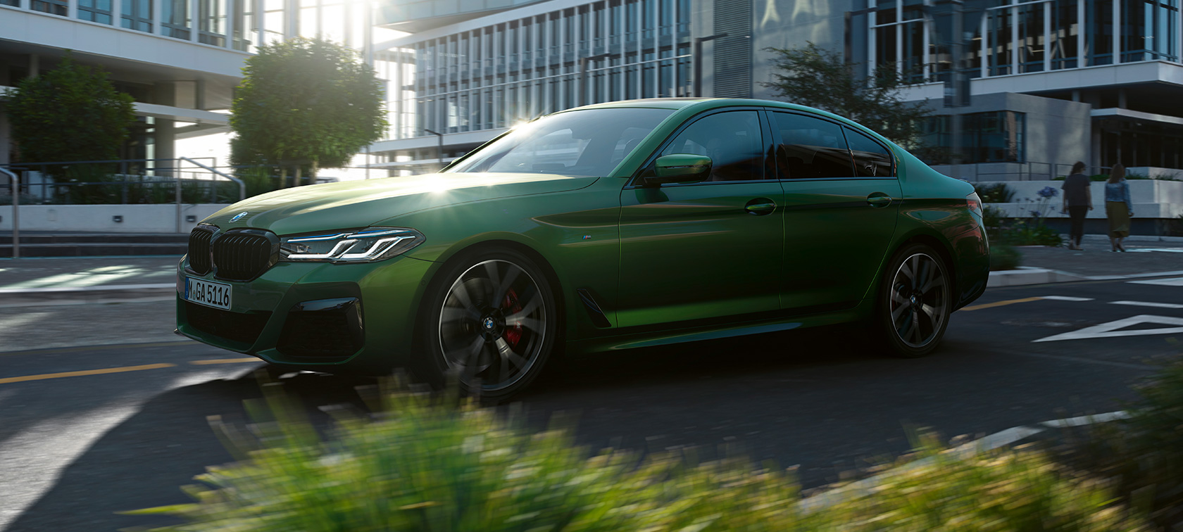 BMW M550i xDrive Berline G30 2020, vue de profil en mouvement BMW M550i xDrive Berline G30 LCI restylage 2020 BMW Individual Verde Ermes, vue de profil en mouvement