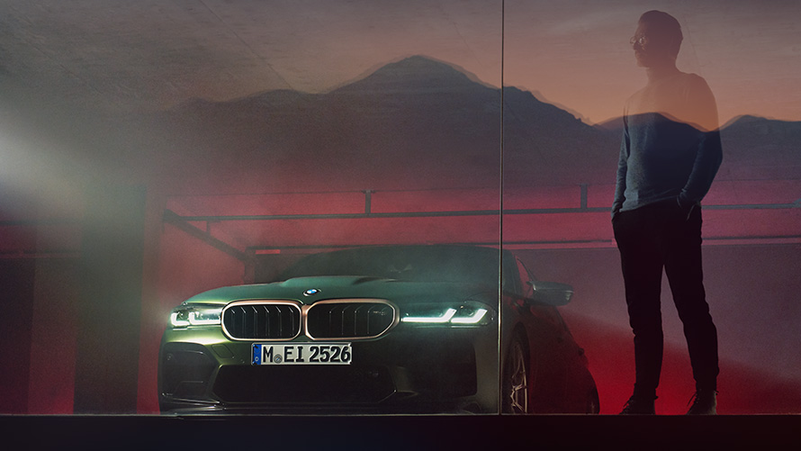 BMW M5 CS F90 2021, vue avant avec homme BMW M5 CS F90 2021 Frozen Deep Green metallic, vue avant avec homme