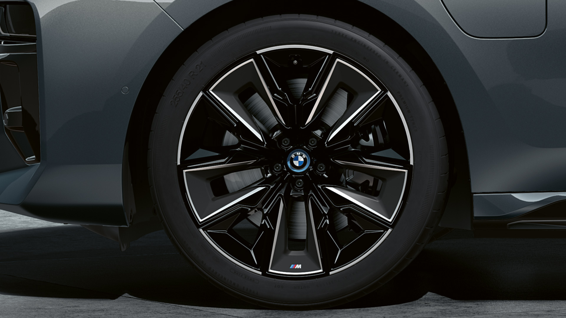Jantes BMW M 21" aérodynamiques 909 M multicolores BMW M760e xDrive Berline G70 Jantes BMW M 21" aérodynamiques 909 M multicolores BMW M760e xDrive Berline G70 M Performance Pack teinte bi-ton BMW Individual Saphirschwarz metallic BMW Individual Dravitgrau metallic