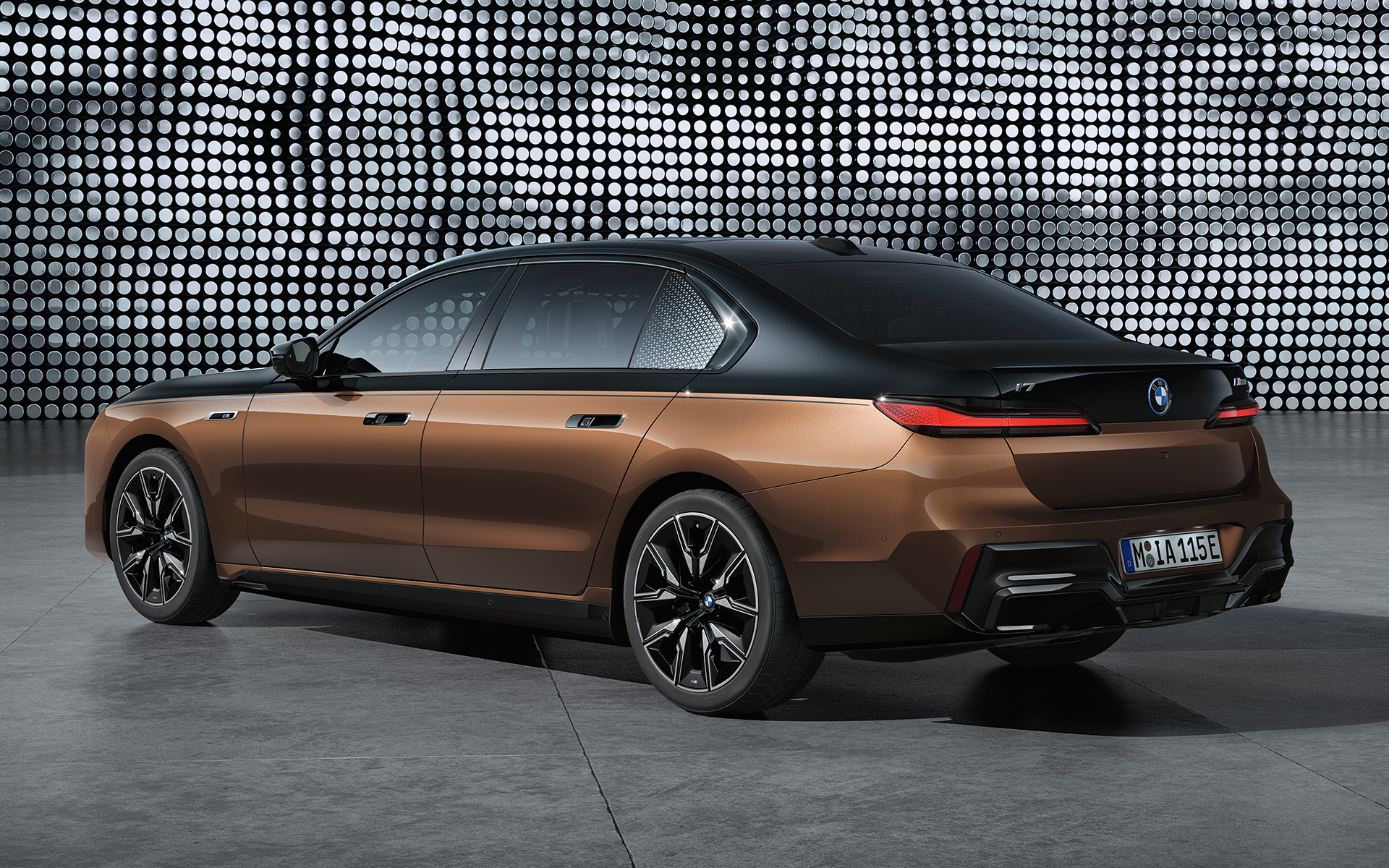 Exterieur Two-Tone Lackierung BMW i7 M70 xDrive Limousine G70 BMW i7 M70 xDrive Limousine G70 Exterieur Two-Tone Lackierung Seitenansicht