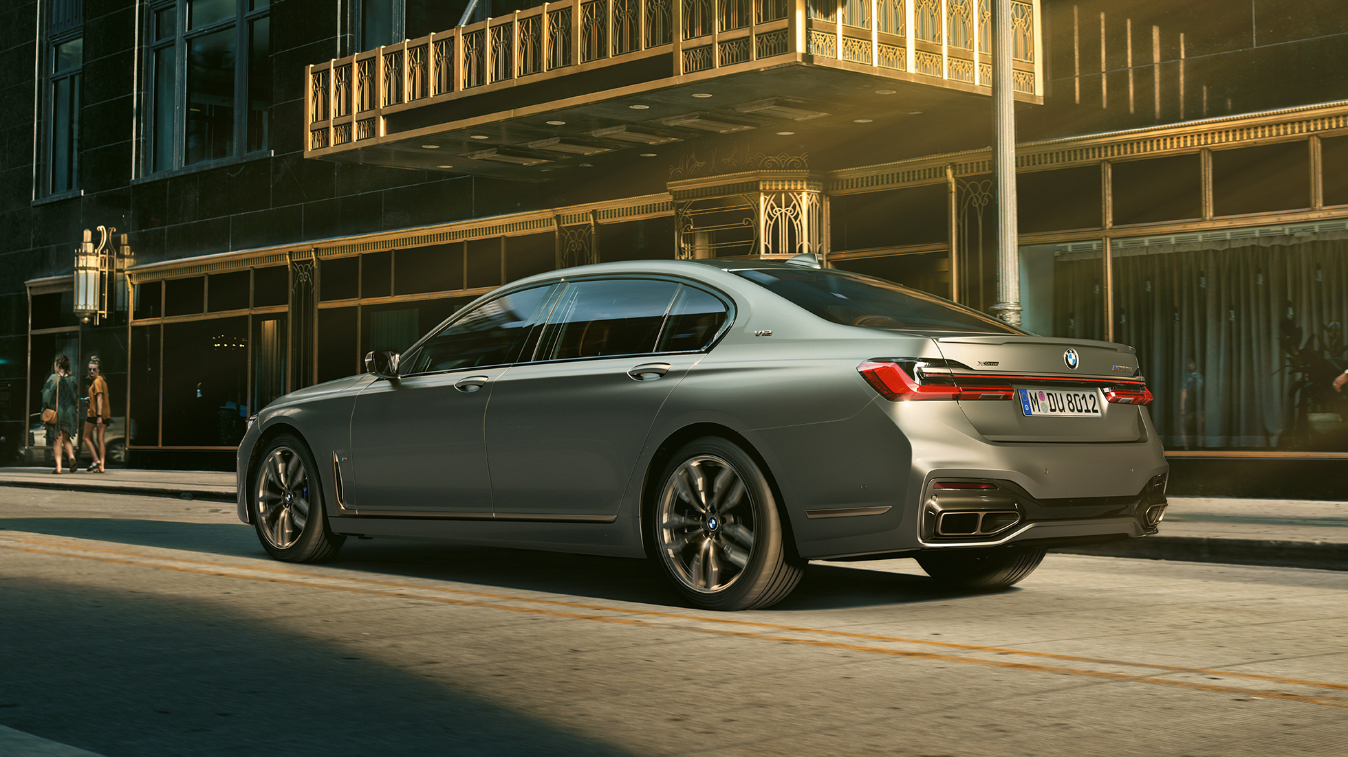 BMW M760Li xDrive mit V12-Motor BMW M760Li xDrive, seitliche Heckansicht vor Wolkenkratzern in urbaner Kulisse