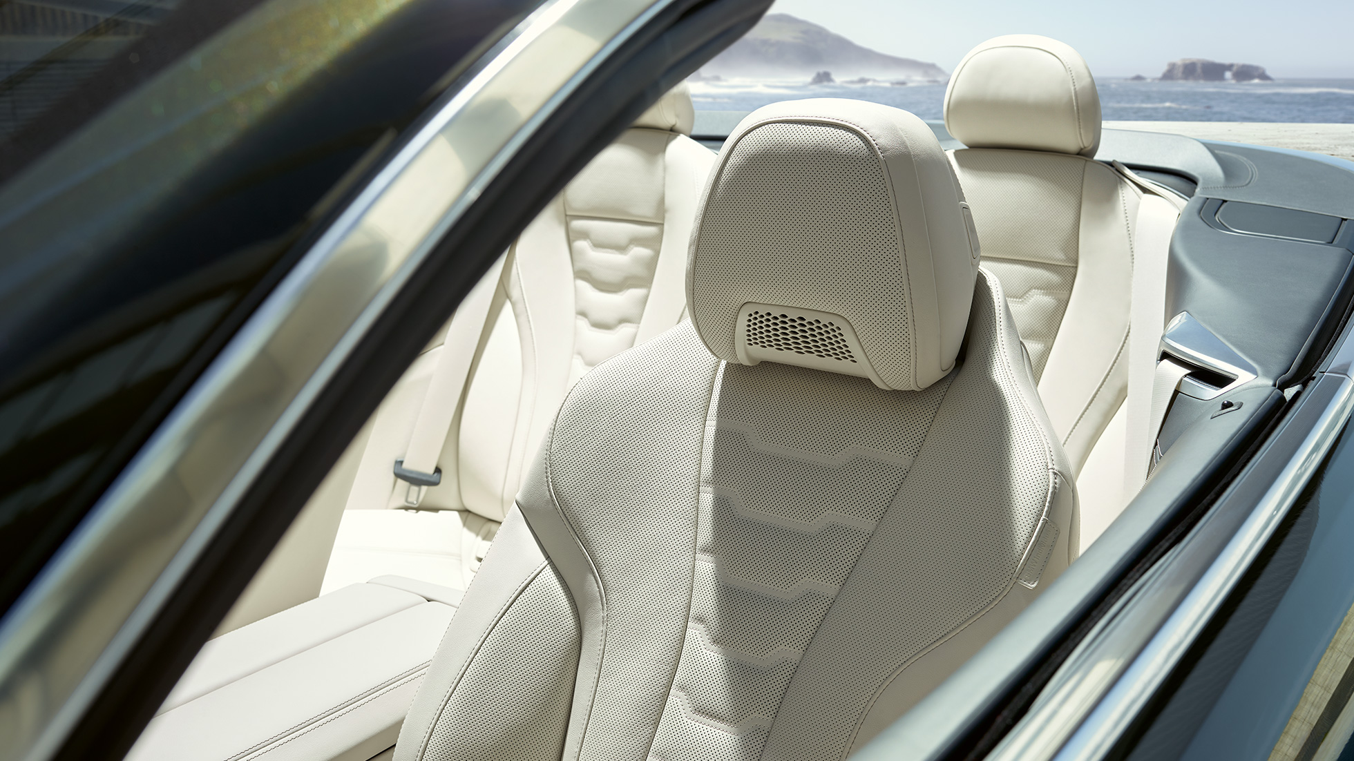BMW M850i xDrive Cabriolet, Multifunktionssitze für Fahrer und Beifahrer. BMW M850i xDrive Cabriolet in Dravitgrau metallic mit geöffnetem Verdeck, Interieur mit Multifunktionssitzen in BMW Individual Lederausstattung 'Merino' Elfenbeinweiss.