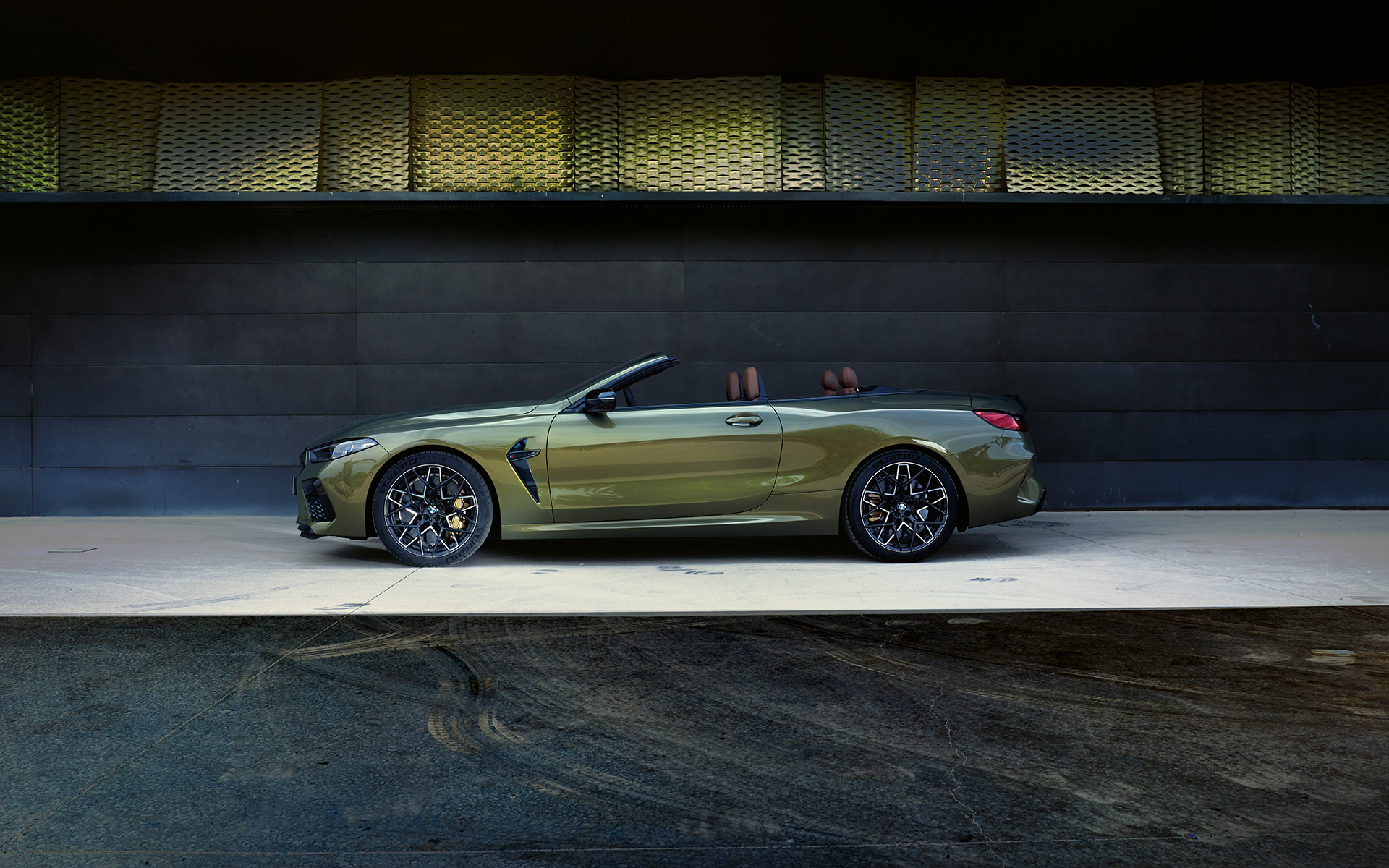 BMW M8 Competition Cabrio F91 LCI Facelift 2022 BMW Individual Brass metallic Seitenansicht auf Bühne