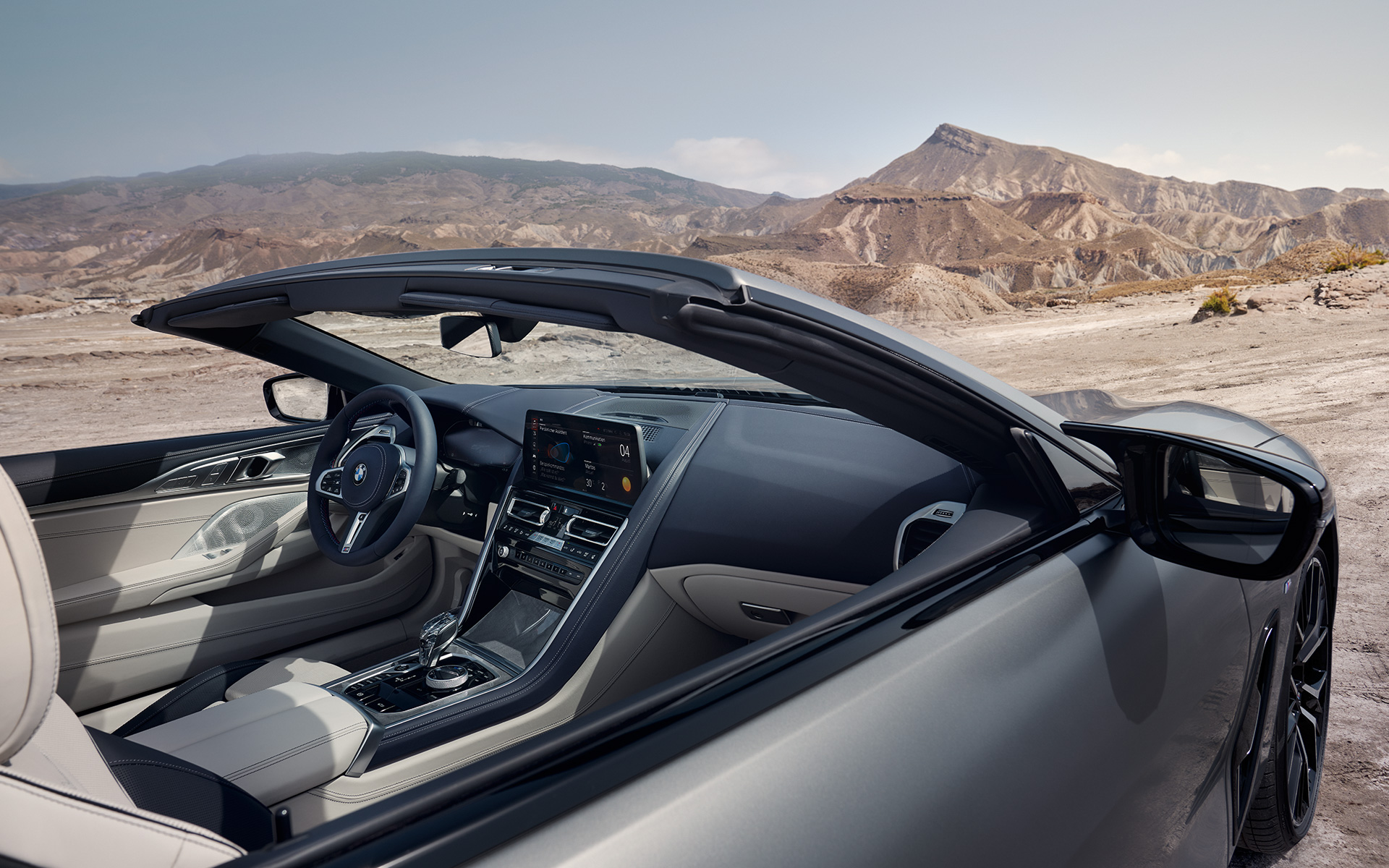 BMW M850i xDrive Cabrio G14 LCI Facelift 2022 BMW Individual Frozen Pure Grey metallic Innenraumansicht durchs offene Verdeck