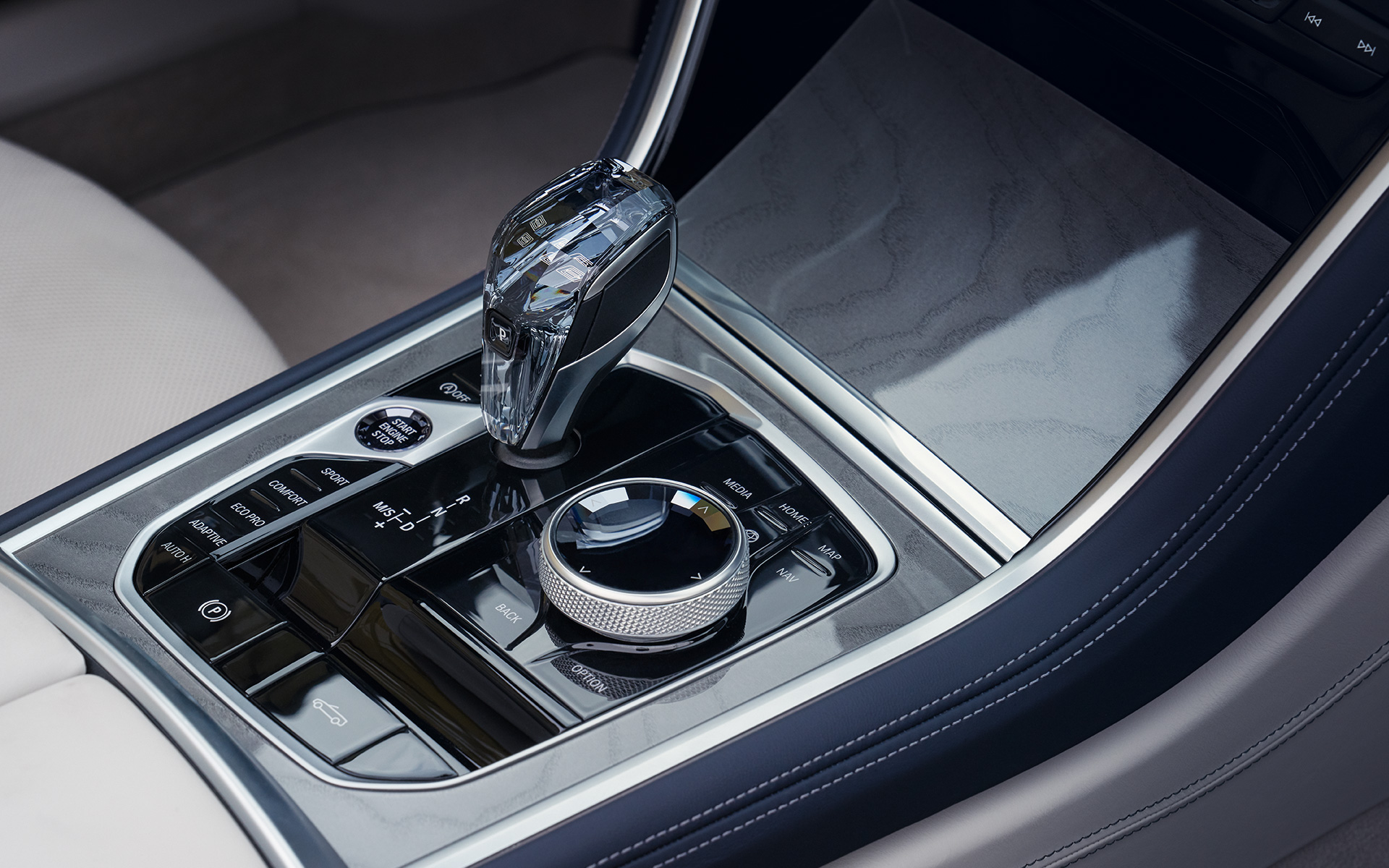 BMW M850i xDrive Cabrio G14 LCI Facelift 2022 Gangwahlschalter mit Glasapplikation 'CraftedClarity' Nahaufnahme