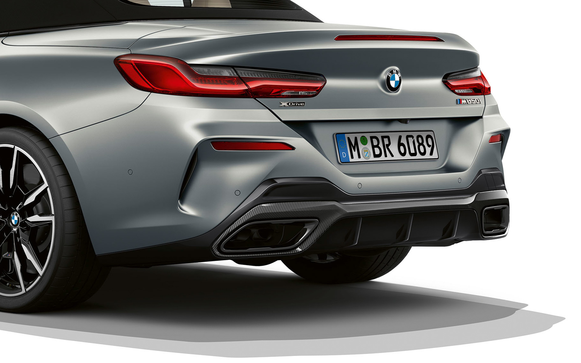 BMW M850i xDrive Cabrio G14 LCI Facelift 2022 BMW Individual Frozen Pure Grey metallic Dreiviertel-Heckansicht Heckschürze Nahaufnahme