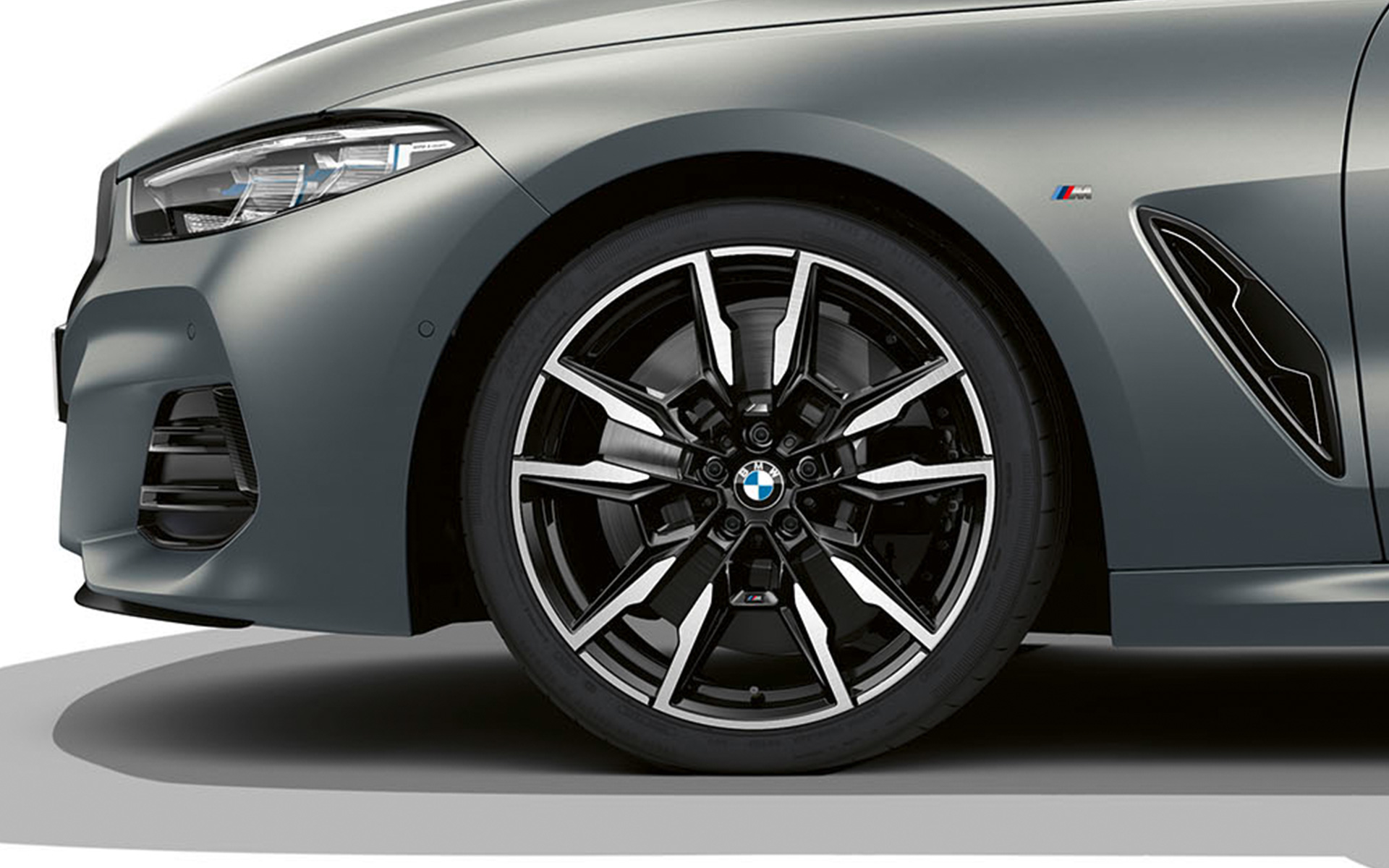 BMW M850i xDrive Cabrio G14 LCI Facelift 2022 BMW Individual Frozen Pure Grey metallic 20'' M Leichtmetallräder Doppelspeiche 894 M Nahaufnahme