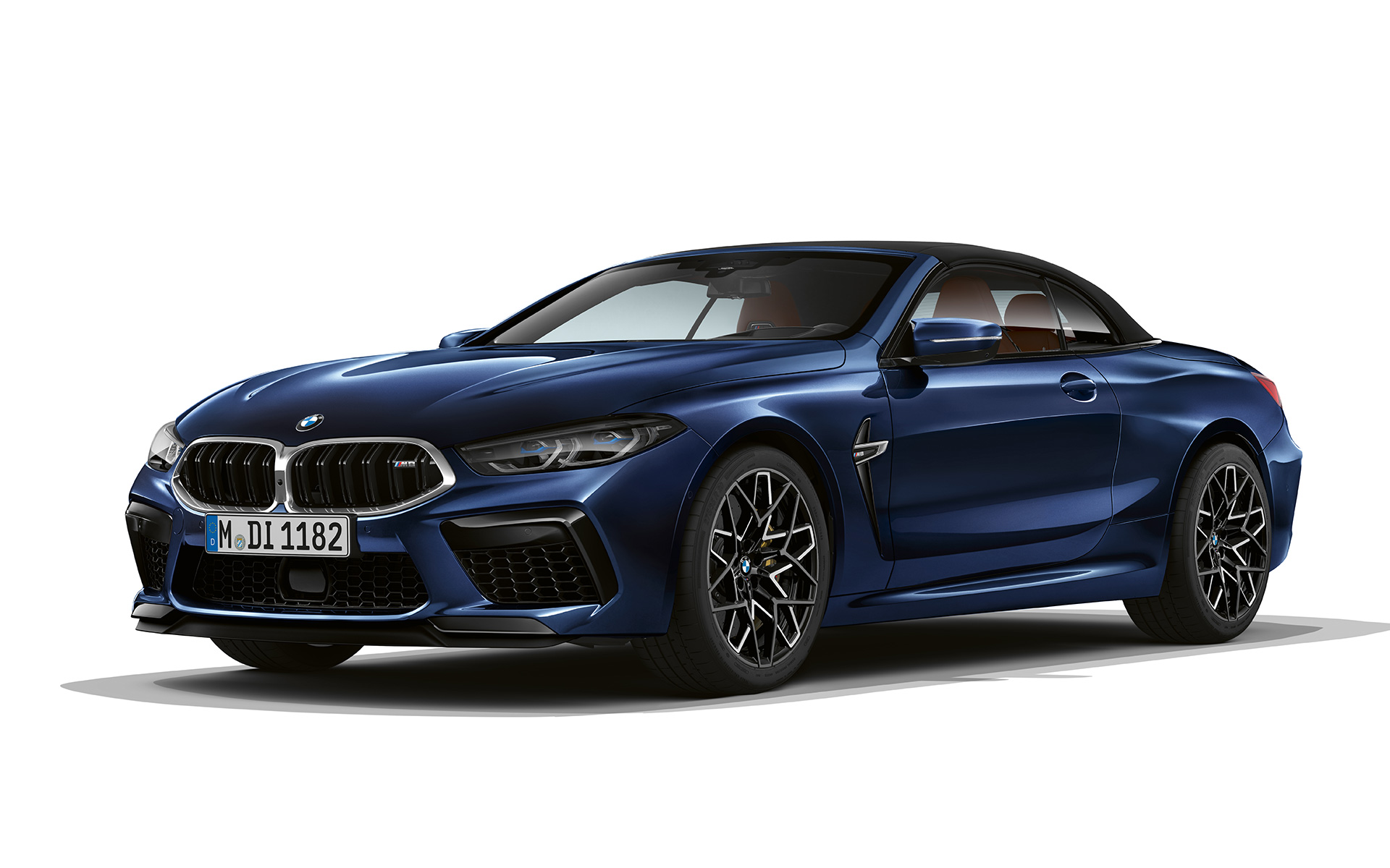 BMW M8 Cabrio F91 LCI Facelift 2022 BMW Individual Tansanitblau metallic Dreiviertel-Frontansicht