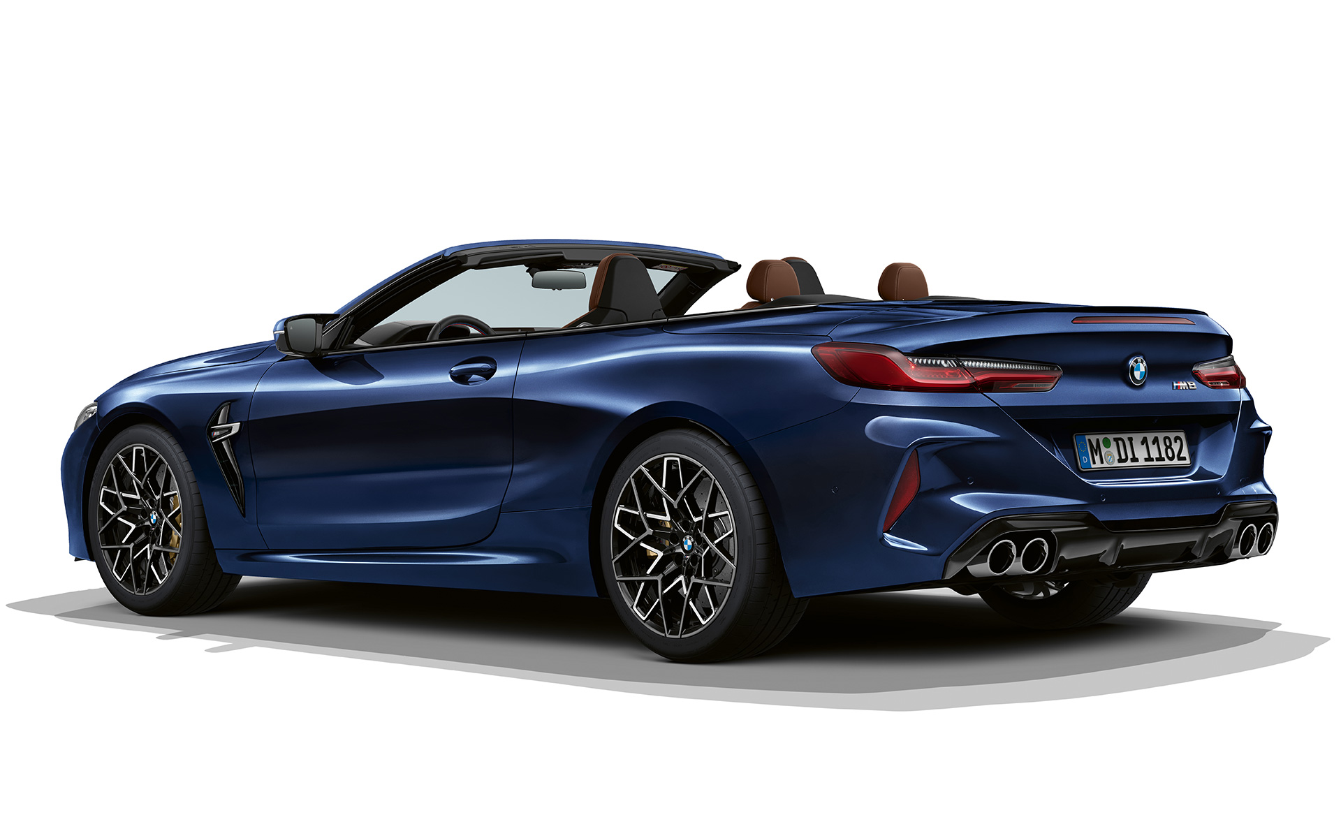 BMW M8 Cabrio F91 LCI Facelift 2022 BMW Individual Tansanitblau metallic Dreiviertel-Heckansicht 