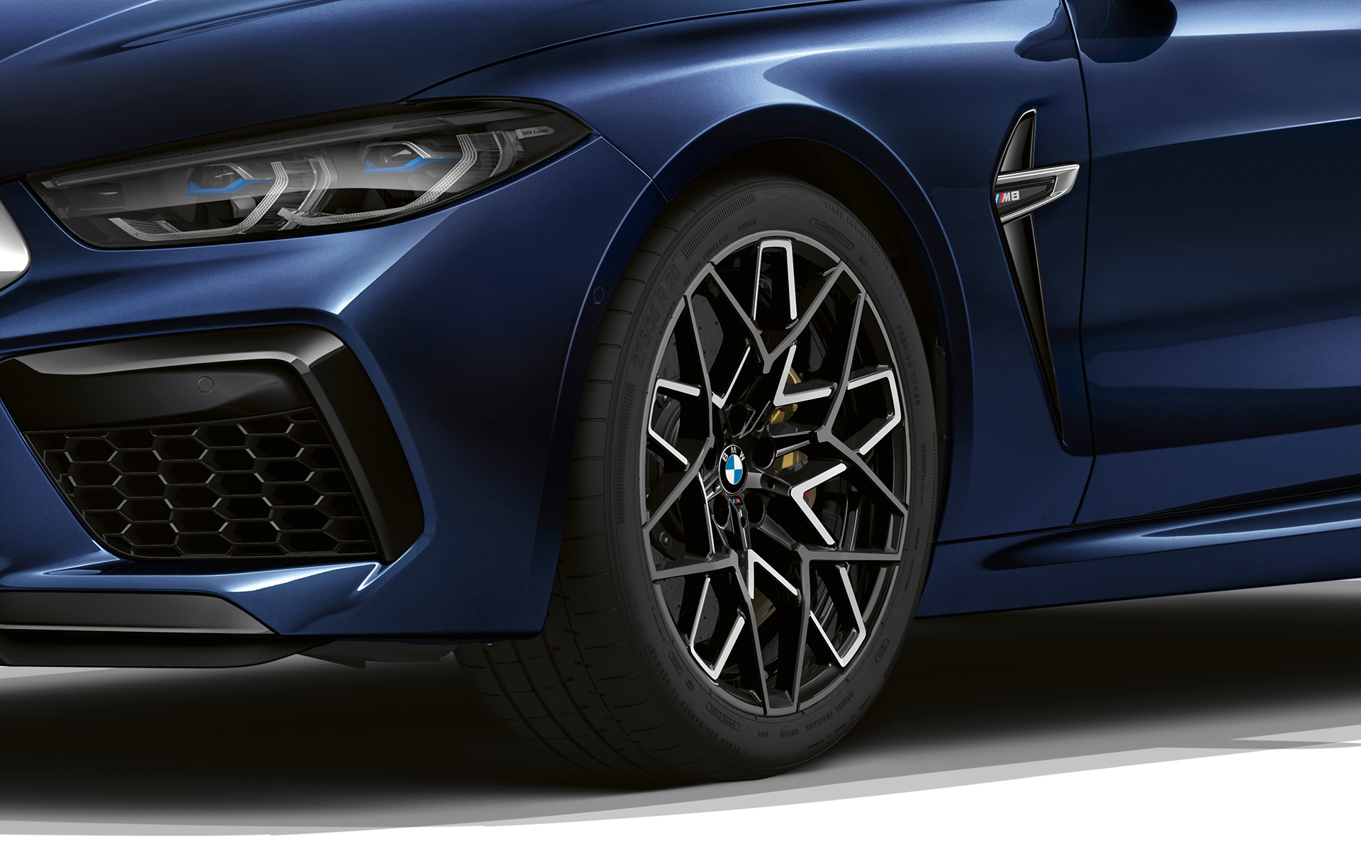 BMW M8 Cabrio F91 LCI Facelift 2022 BMW Individual Tansanitblau metallic 20" M Leichtmetallräder Sternspeiche 813 M Bicolor Nahaufnahme