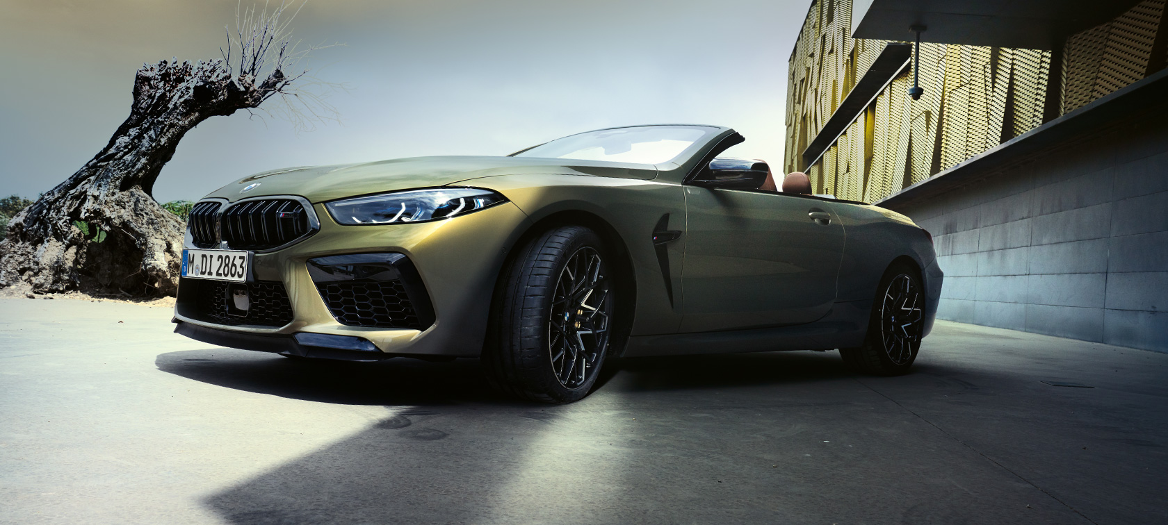 BMW M8 Competition Cabrio F91 LCI Facelift 2022 BMW Individual Brass metallic Dreiviertel-Frontansicht Froschperspektive