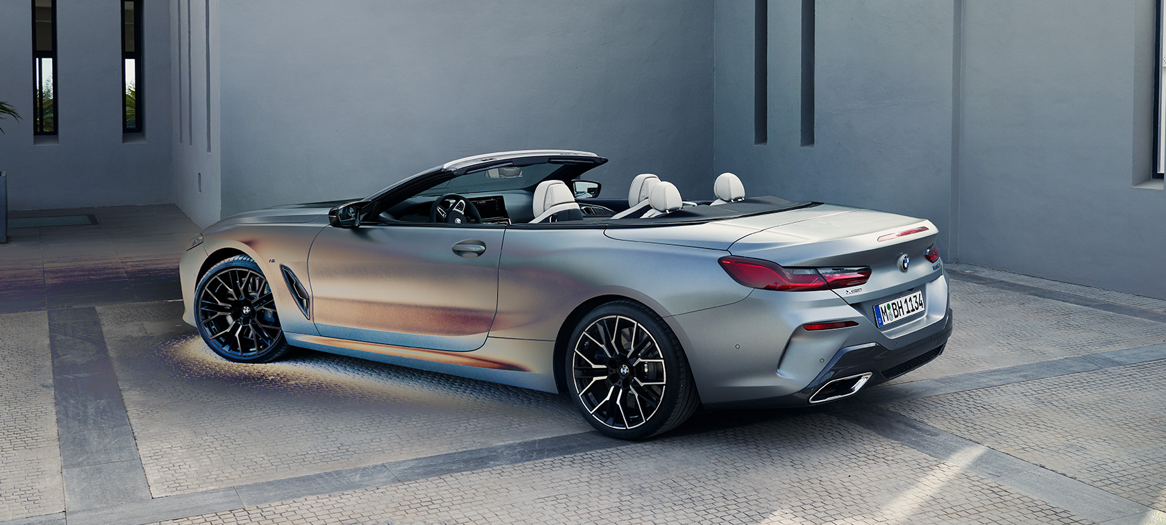 BMW M850i xDrive Cabrio G14 LCI Facelift 2022 BMW Individual Frozen Pure Grey metallic Dreiviertel-Heckansicht stehend