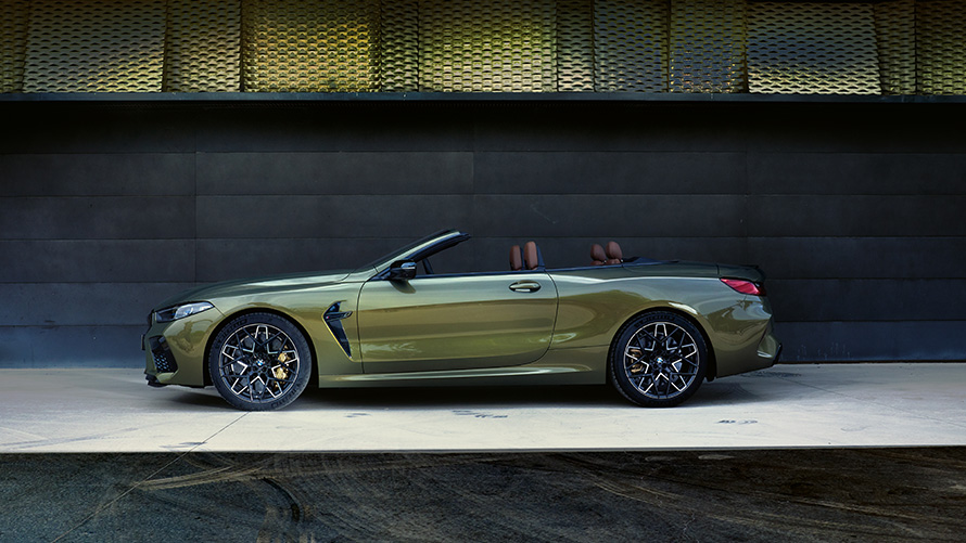 Technische Daten BMW M8 Competition Cabrio F91 LCI Facelift 2022 BMW M8 Competition Cabrio F91 LCI Facelift 2022 BMW Individual Brass metallic Seitenansicht auf Bühne technische Daten