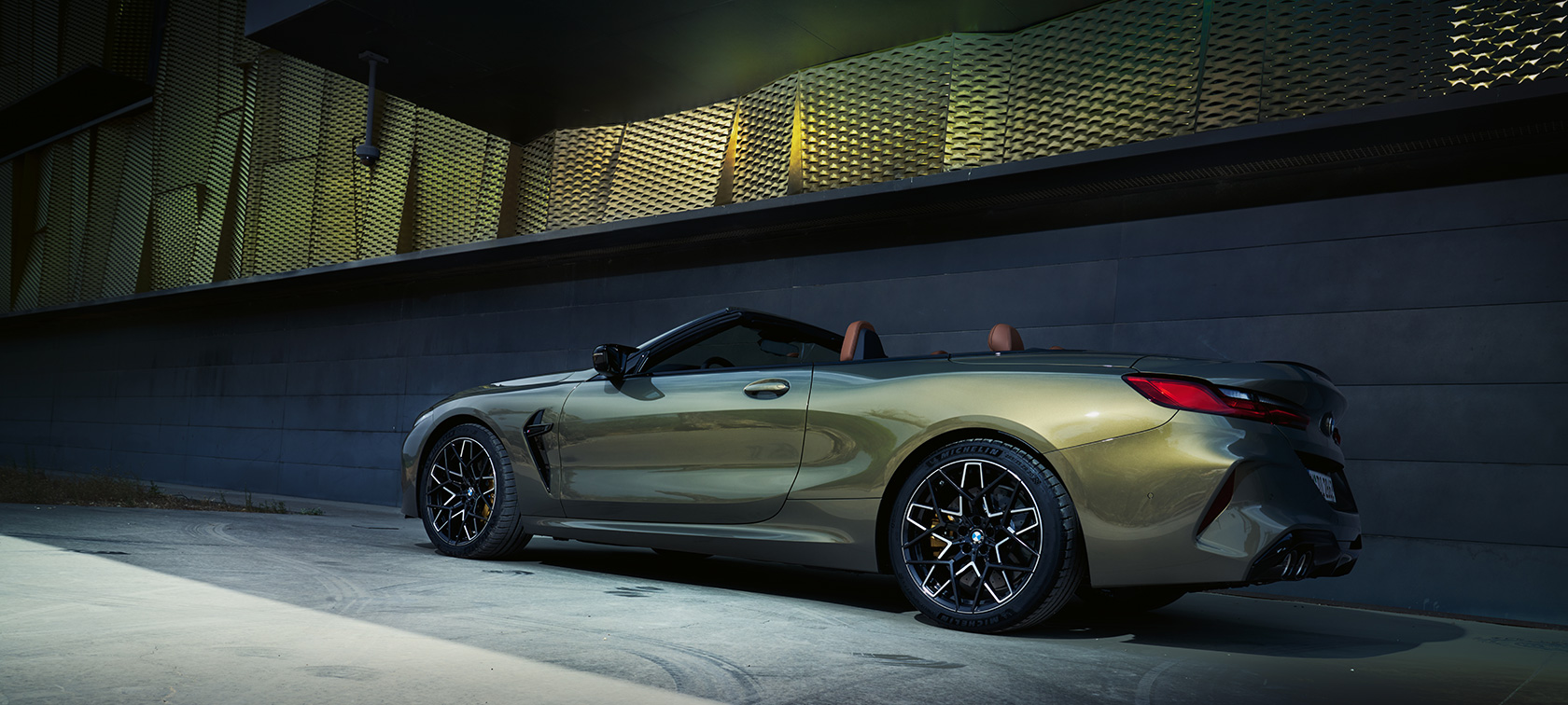 BMW M8 Competition Cabrio F91 LCI Facelift 2022 BMW Individual Brass metallic Dreiviertel-Seitenansicht stehend vor Wand