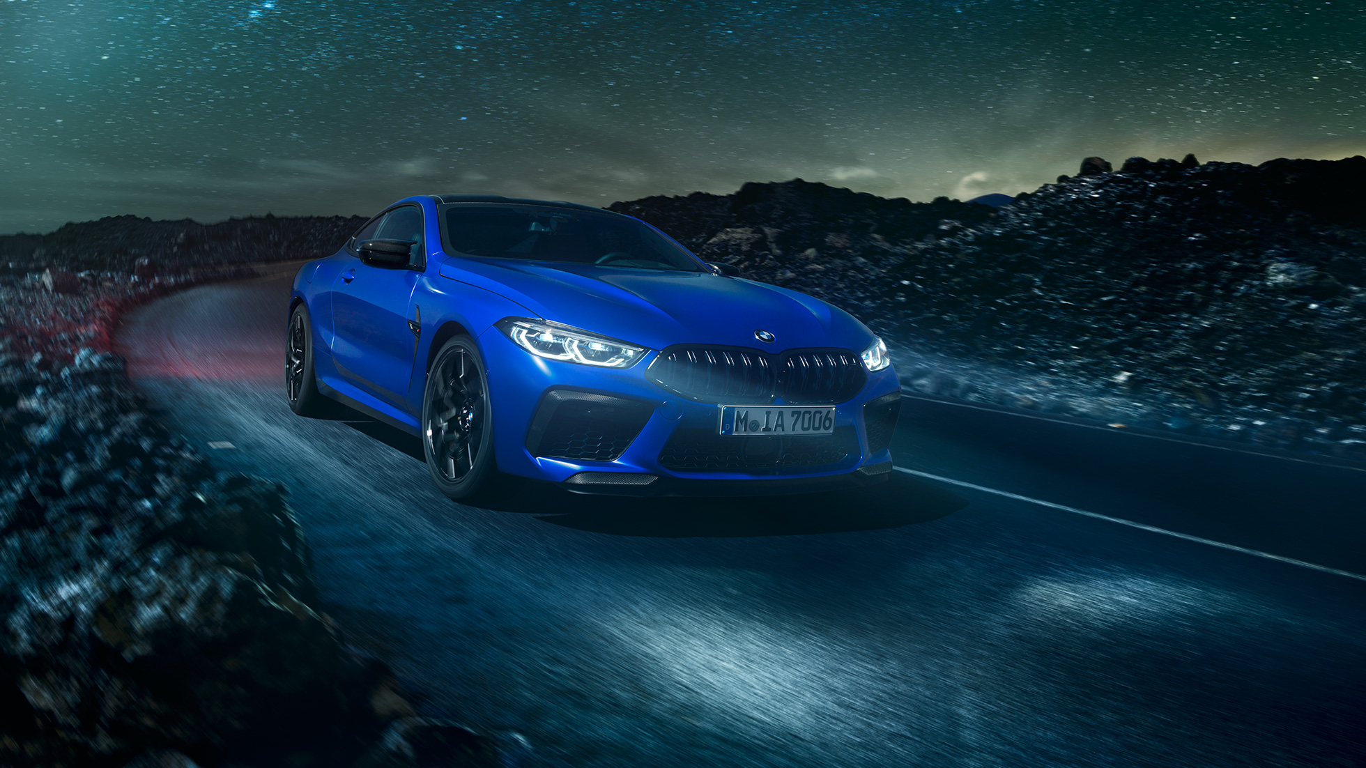BMW M8 Competition Coupé. F92 Das erste BMW M8 Competition Coupé in Marina Bay Blau metallic, Dreiviertel-Frontansicht. F92