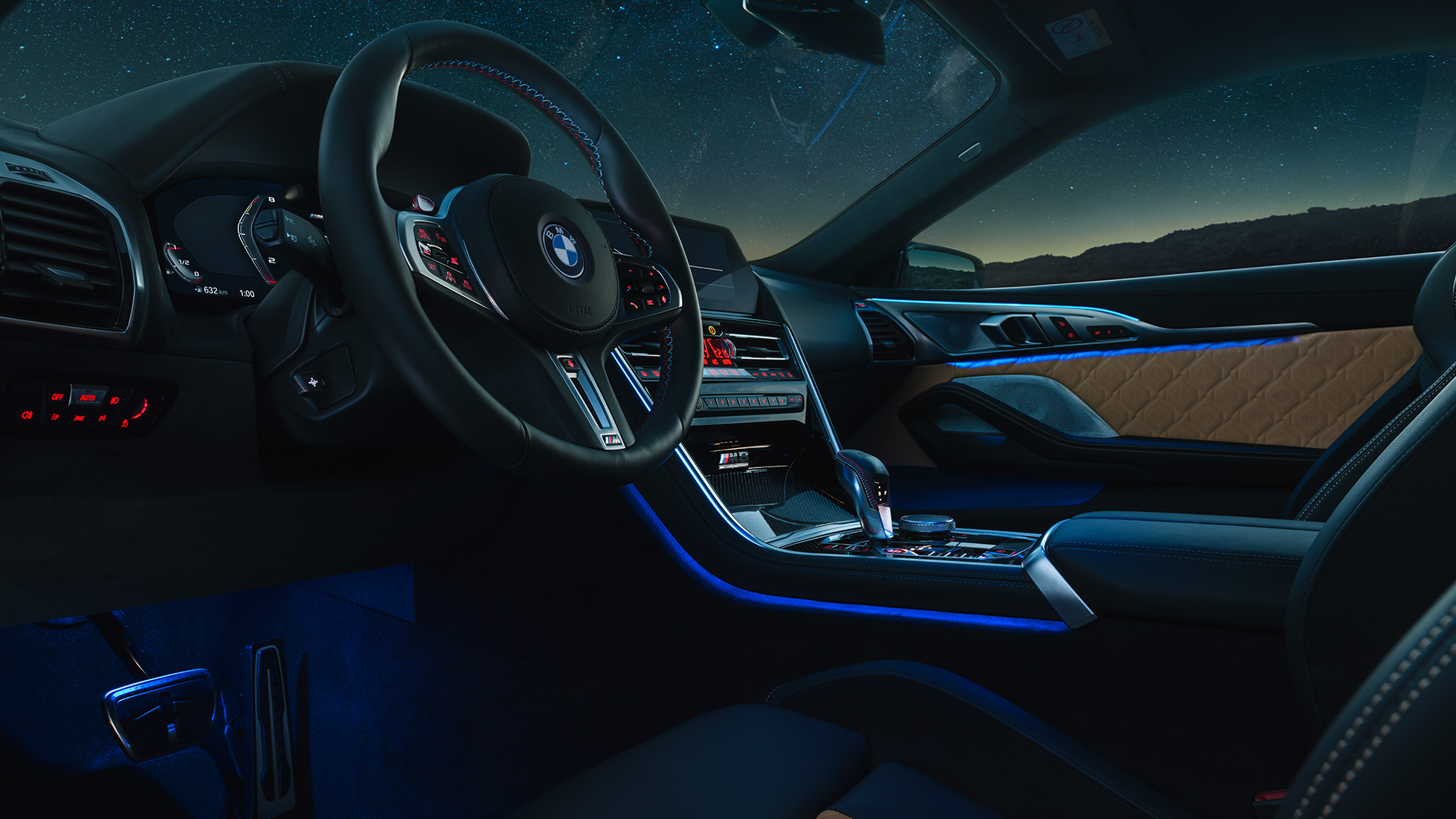 BMW M8 Competition Coupé, Cockpit. F92 BMW M8 Competition Coupé, Cockpit bei Nacht mit M Lederlenkrad und blauem ambienten Licht. F92