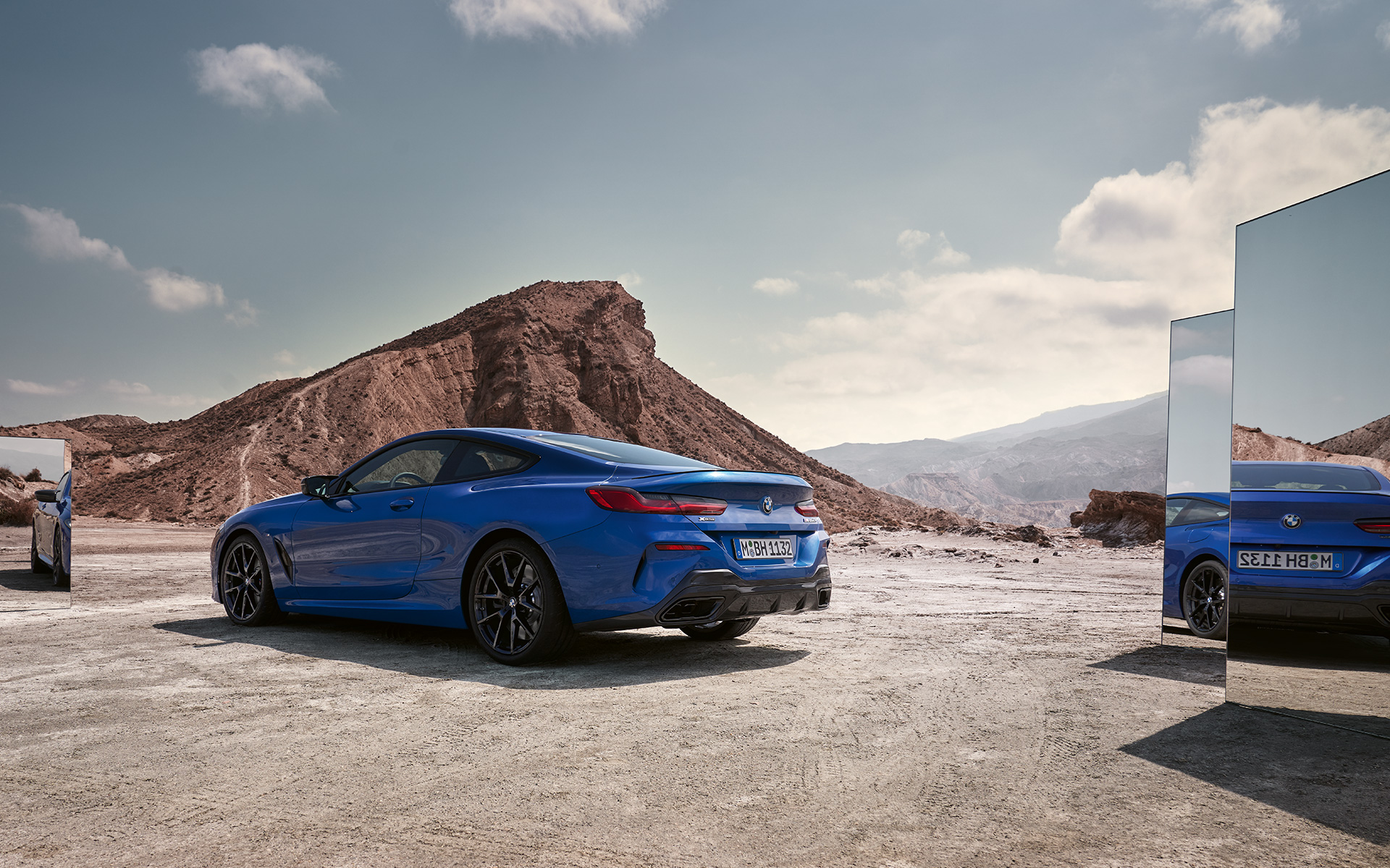 BMW M850i xDrive Coupé G15 LCI Facelift 2022 Heckansicht stehend BMW M850i xDrive Coupé G15 LCI Facelift 2022 M Portimao Blau metallic Heckansicht stehend mit Spiegeln