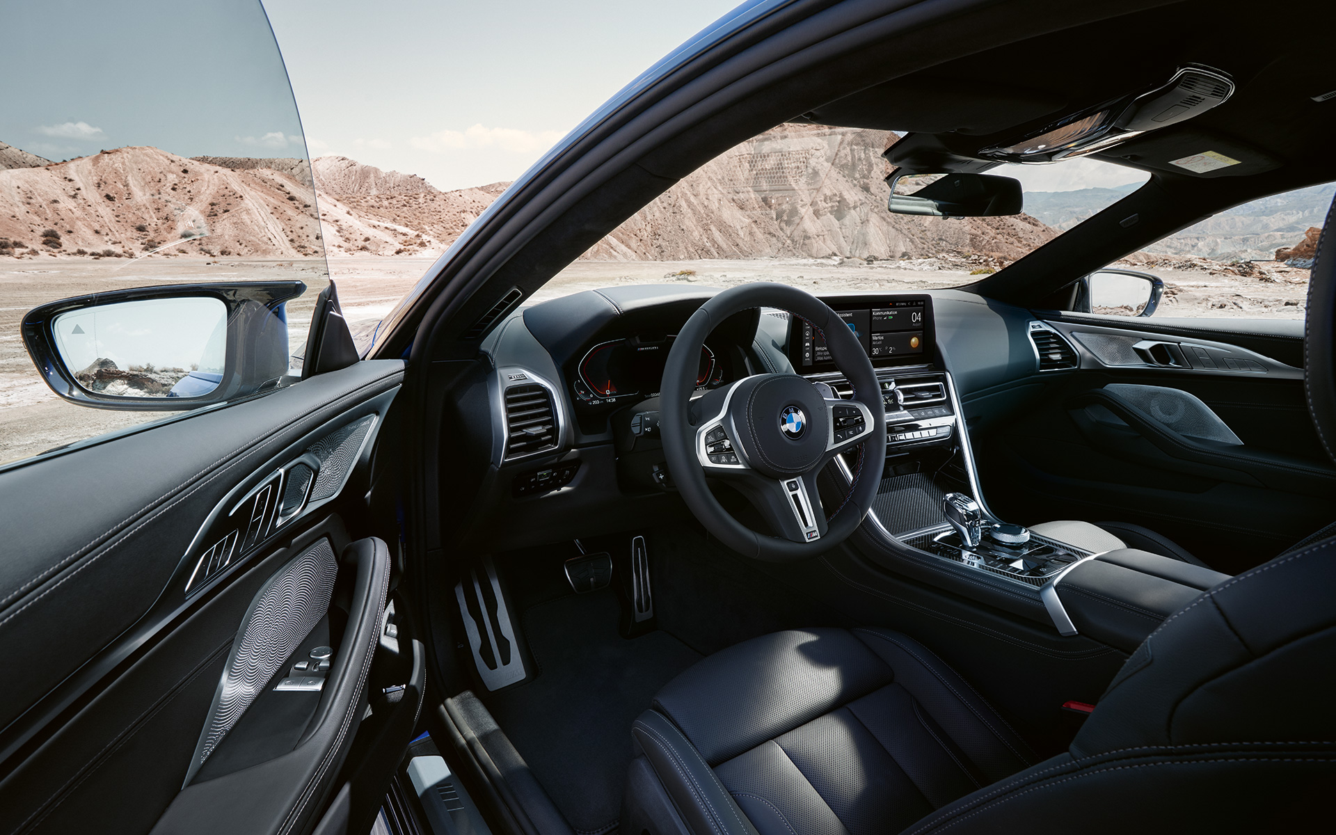 BMW M850i xDrive Coupé G15 LCI Facelift 2022 fahrerorientiertes Cockpit mit M Lederlenkrad BMW M850i xDrive Coupé G15 LCI Facelift 2022 fahrerorientiertes Cockpit mit M Lederlenkrad bei geöffneter Fahrertür
