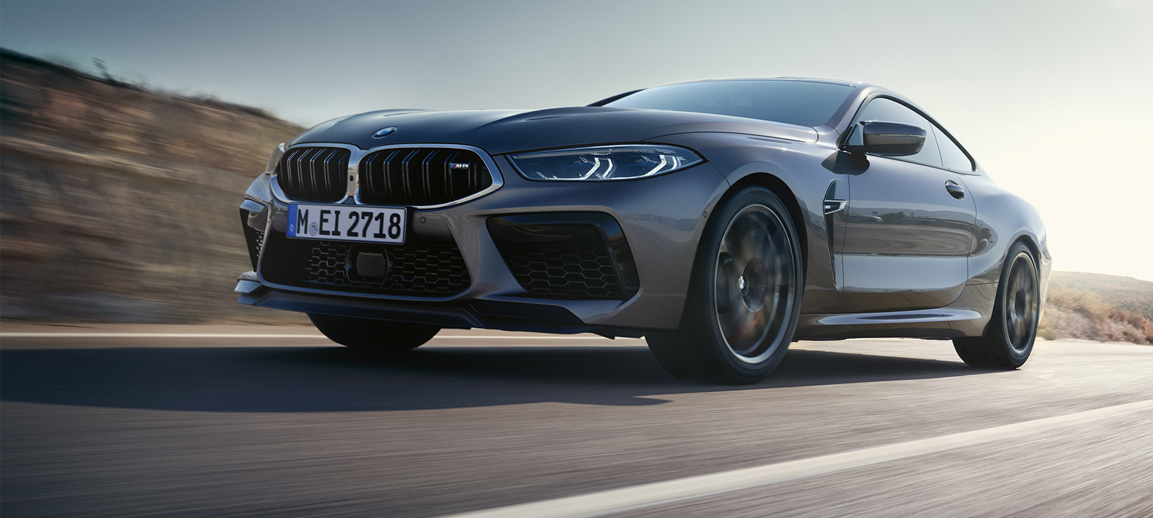 BMW M8 Coupé F92 LCI Facelift 2022 Dreiviertel-Seitenansicht fahrend BMW M8 Coupé F92 LCI Facelift 2022 Skyscraper Grau metallic Dreiviertel-Seitenansicht fahrend Froschperspektive