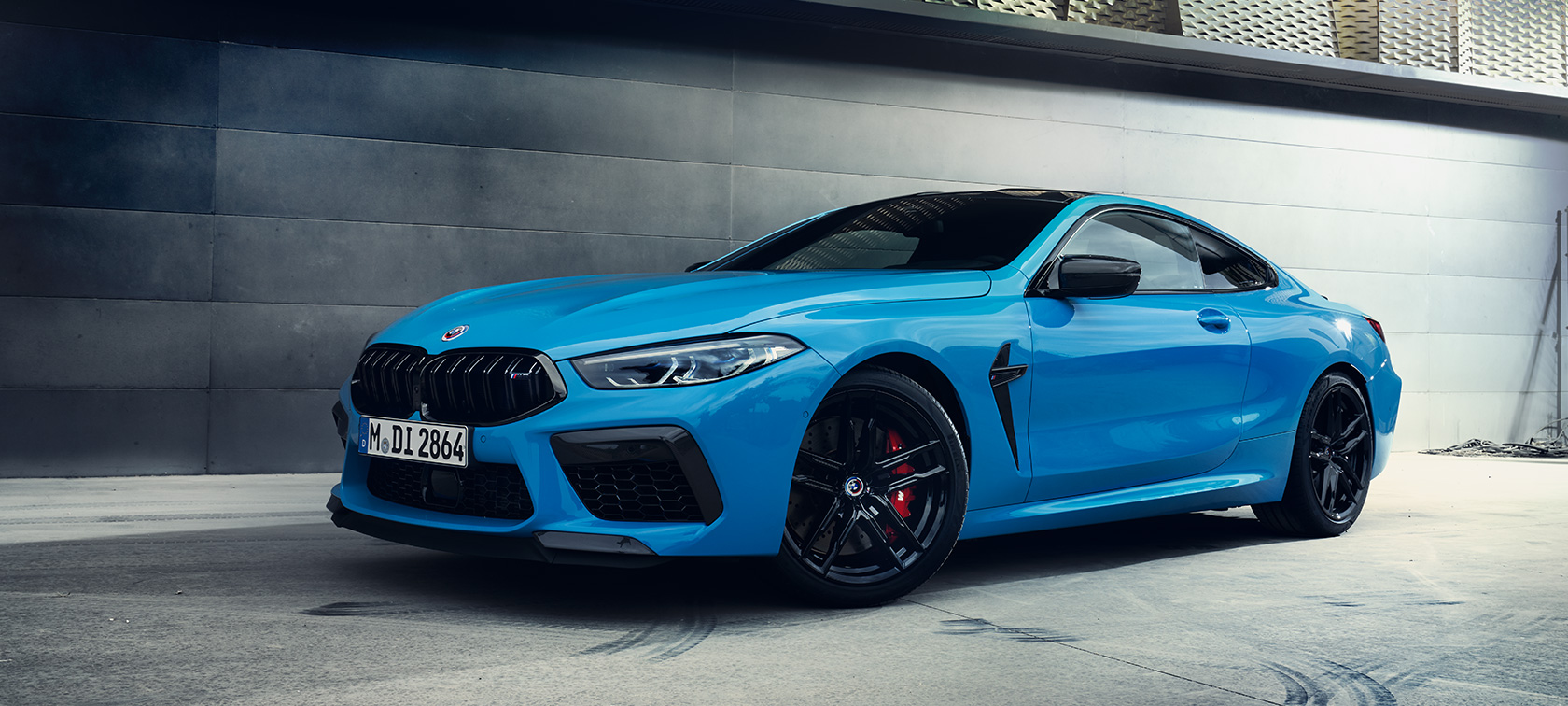 BMW M8 Competition Coupé F92 LCI 2022 vue trois quarts de profil BMW M8 Competition Coupé F92 LCI restylage 2022 Daytona Beach Blau uni Vue de profil de trois quarts face à un mur