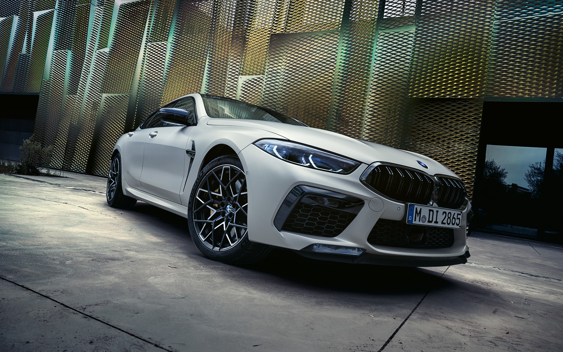 Vue de trois quarts avant BMW M8 Competition Gran Coupé F93 LCI 2022 BMW M8 Competition Gran Coupé F93 LCI restylage 2022 BMW Individual Frozen Brilliant White metallic vue de trois quarts avant en contre plongée