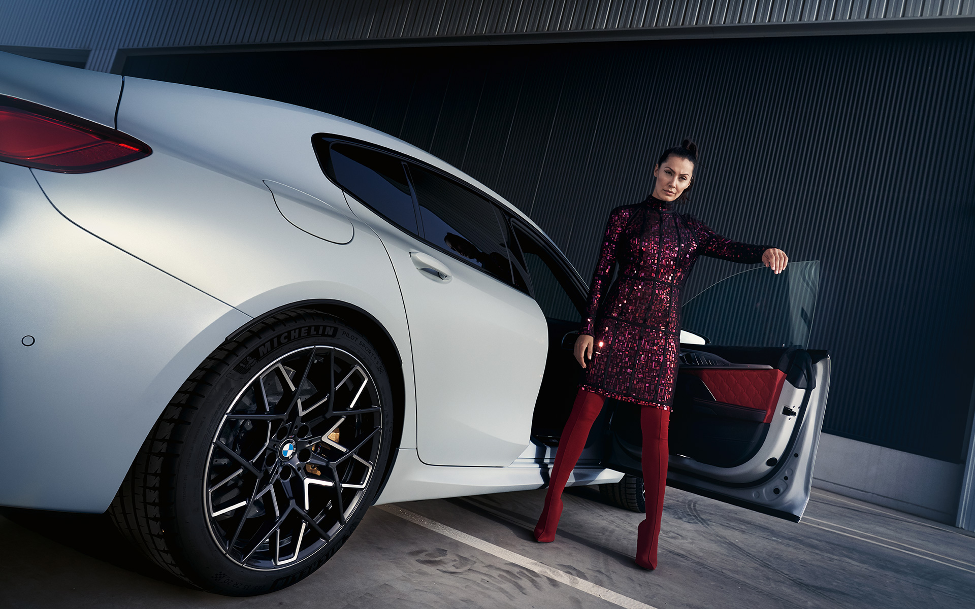BMW M8 Competition Gran Coupé F93 LCI 2022 vue de trois quarts arrière avec modèle en contre-plongée BMW M8 Competition Gran Coupé F93 LCI restylage 2022 BMW Individual Frozen Brilliant White metallic vue de trois quarts arrière en contre-plongée