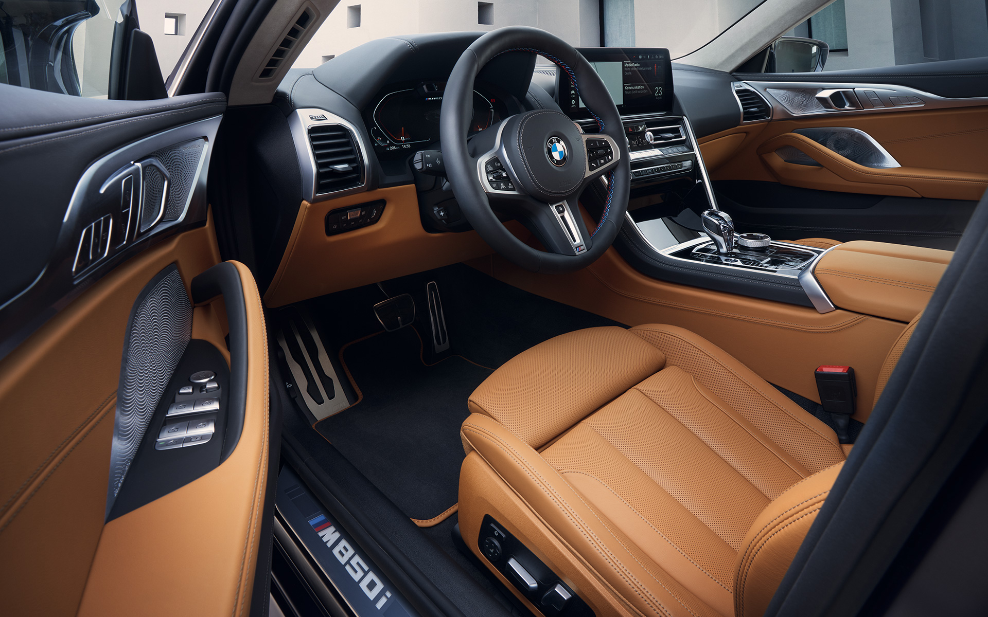 Intérieur poste de conduite BMW M850i xDrive Gran Coupé G16 LCI restylage 2022 BMW M850i xDrive Gran Coupé G16 LCI restylage 2022 Intérieur poste de conduite à travers portière conducteur ouverte