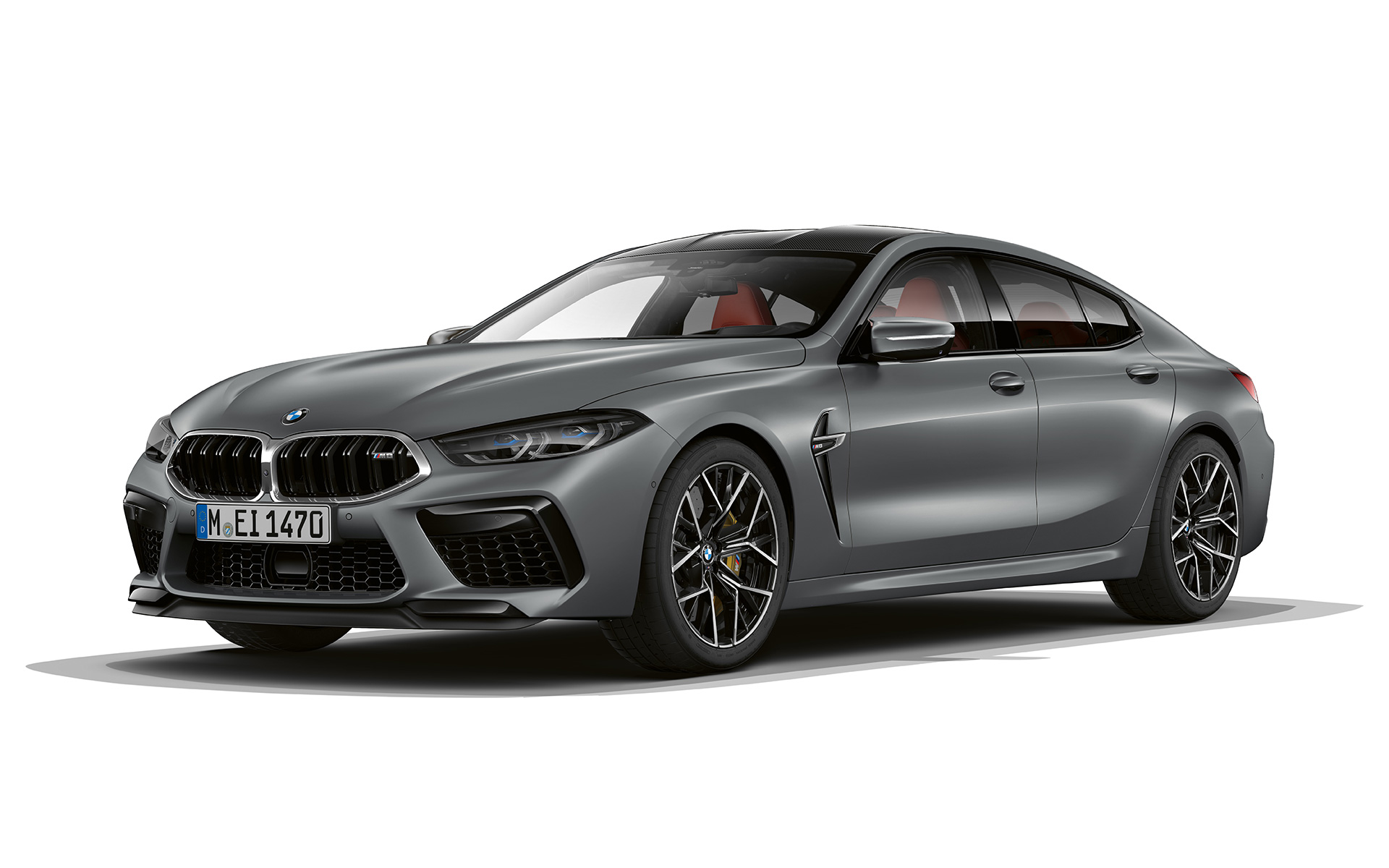 Vue de trois quarts avant BMW M8 Gran Coupé F93 LCI restylage 2022 BMW M8 Gran Coupé F93 LCI restylage 2022 BMW Individual Frozen Pure Grey metallic vue de trois quarts avant