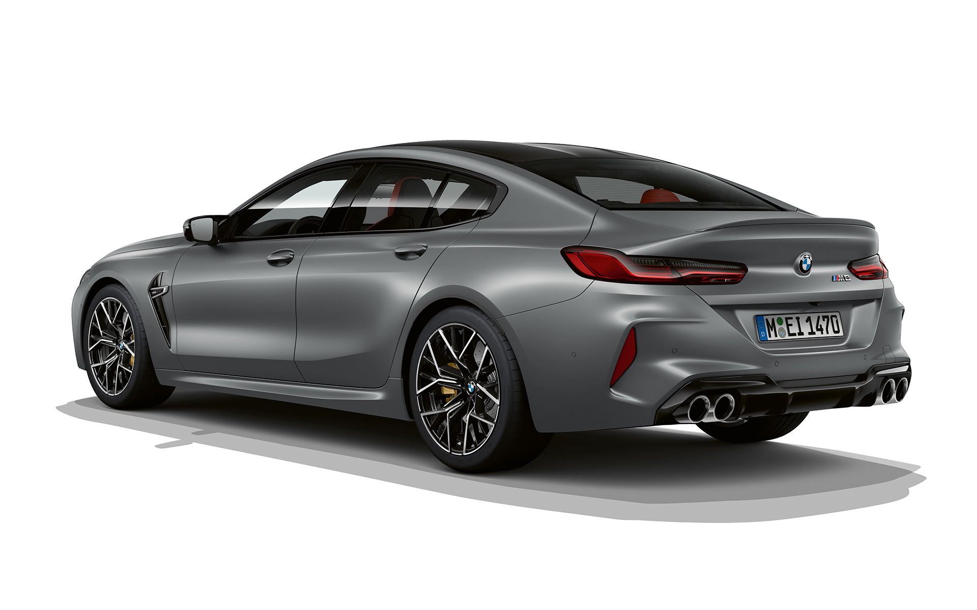 Vue de trois quarts arrière BMW M8 Gran Coupé F93 LCI restylage 2022 BMW M8 Gran Coupé F93 LCI restylage 2022 BMW Individual Frozen Pure Grey metallic vue de trois quarts arrière