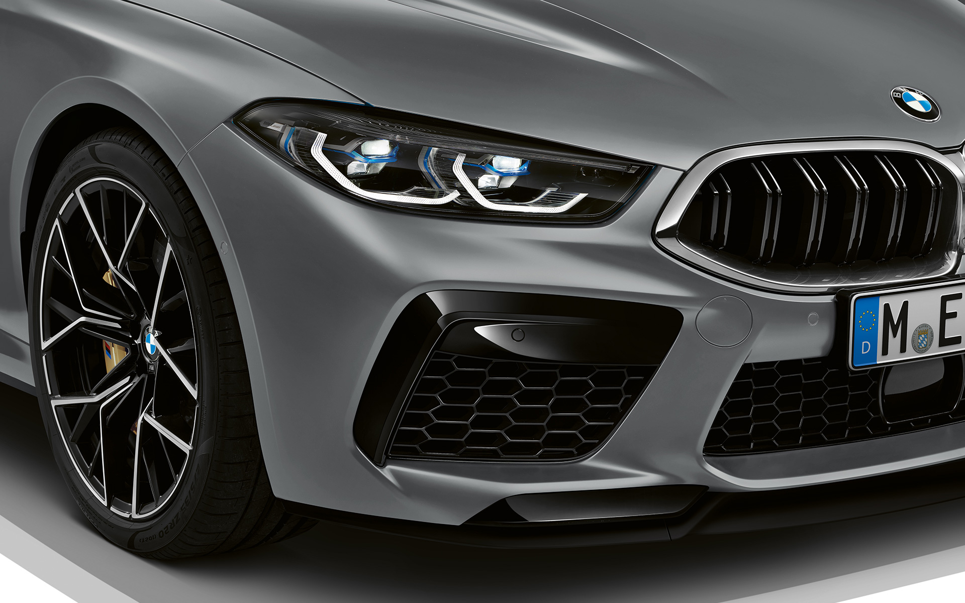Jupe avant M BMW M8 Gran Coupé F93 LCI restylage 2022 BMW M8 Gran Coupé F93 LCI restylage 2022 BMW Individual Frozen Pure Grey metallic jupe avant M vue en gros plan