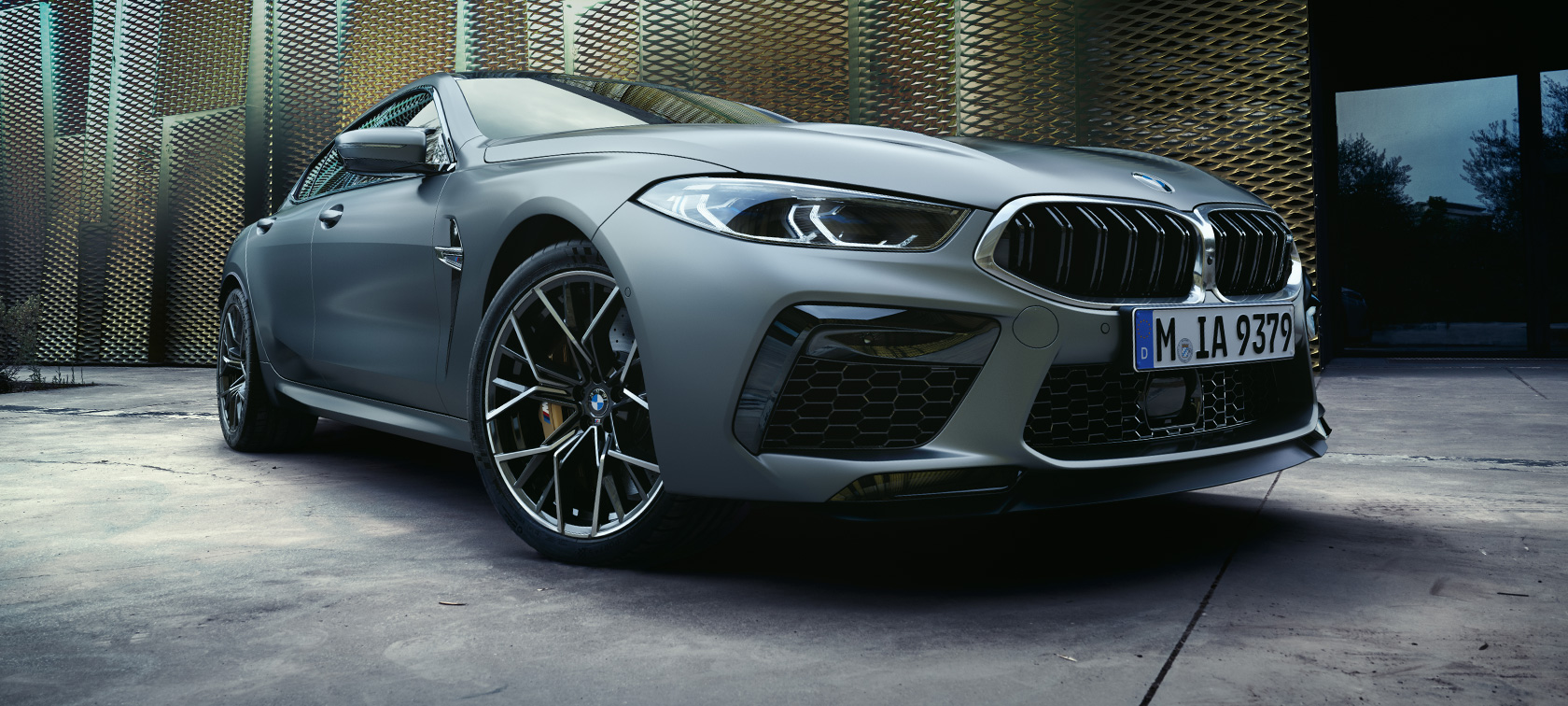 Vue de trois quarts avant BMW M8 Gran Coupé F93 LCI restylage 2022 BMW M8 Gran Coupé F93 LCI Facelift 2022 BMW Individual Frozen Pure Grey metallic, vue de trois quarts avant en contre-plongée